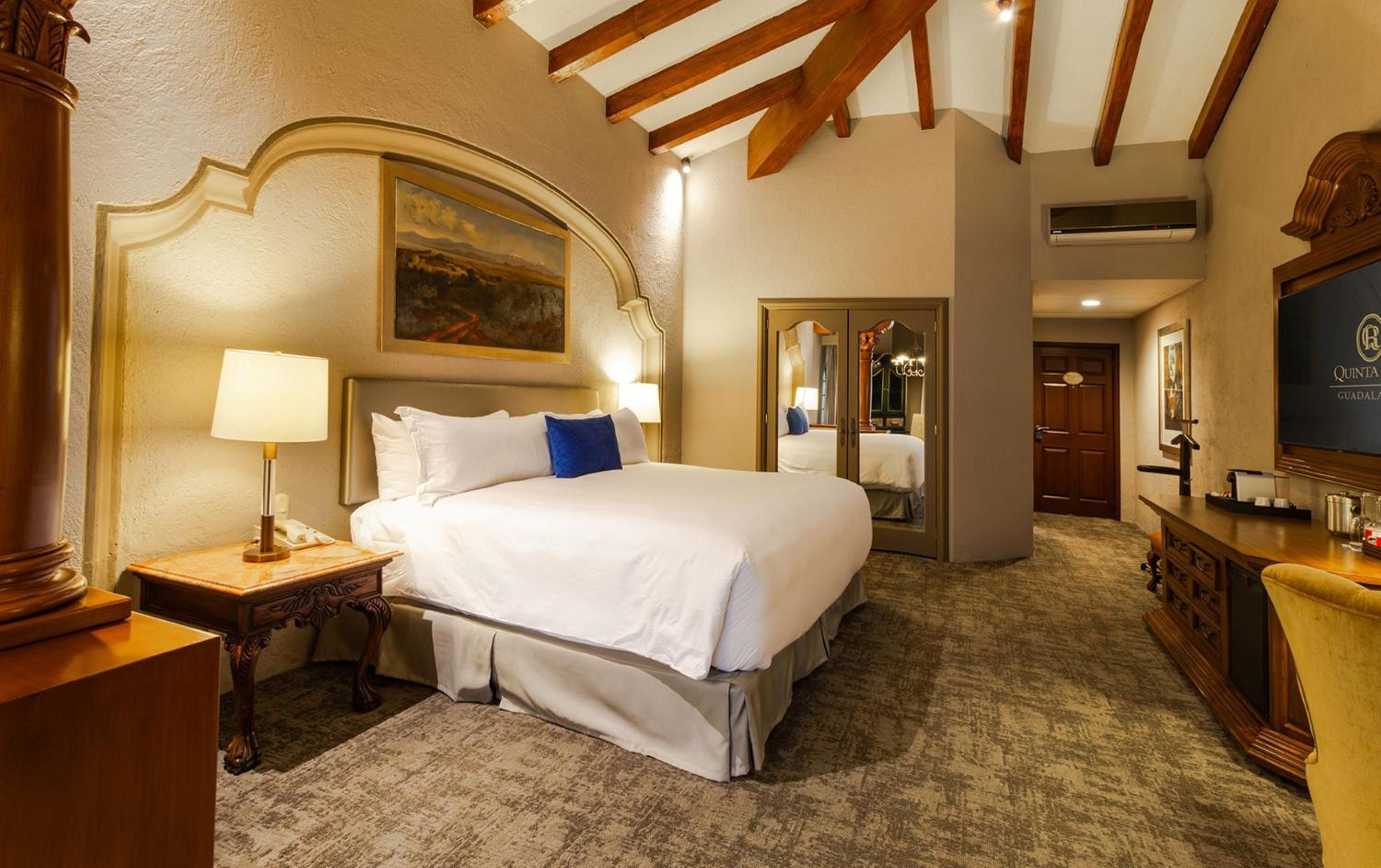 Grand Class King Suite - Photo 4