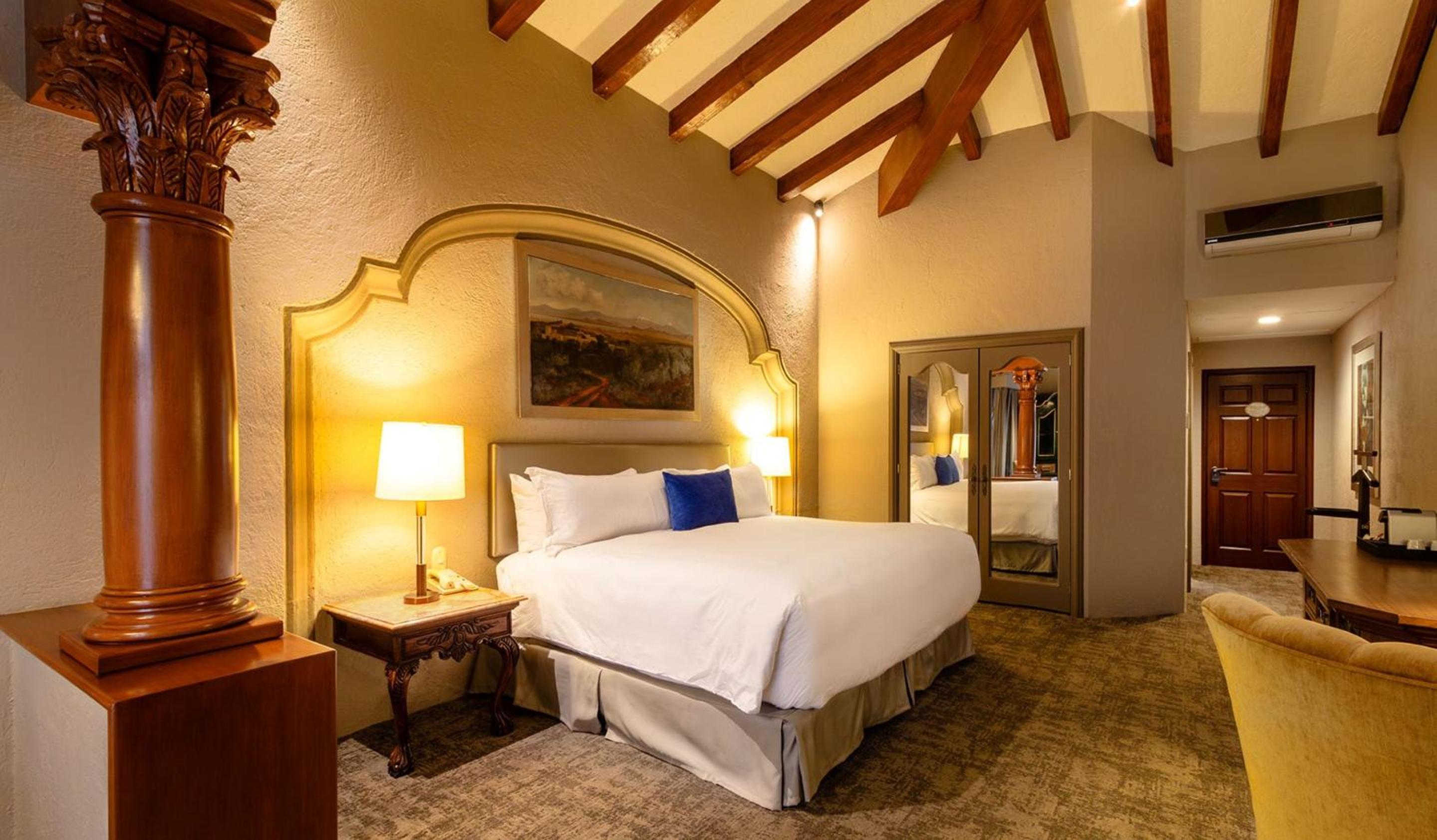 Grand Class King Suite - Photo 16