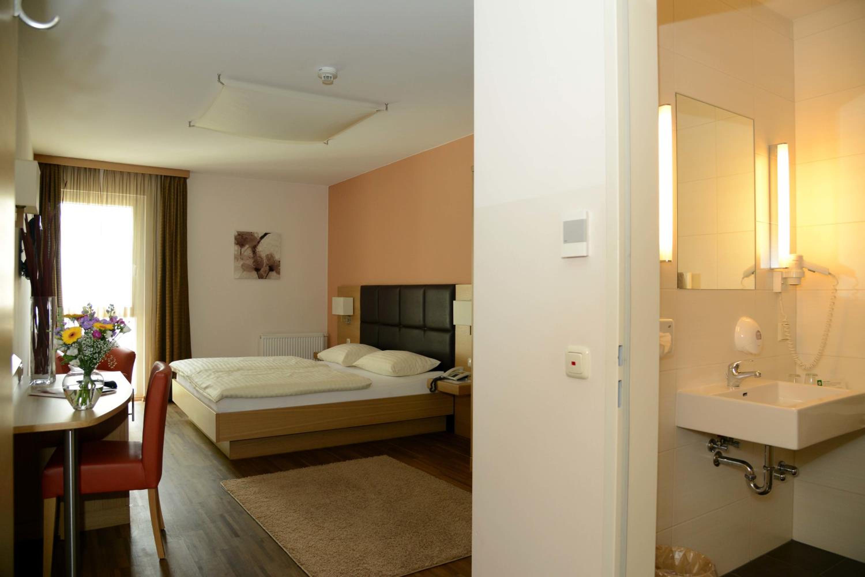 Double Room - Photo 12