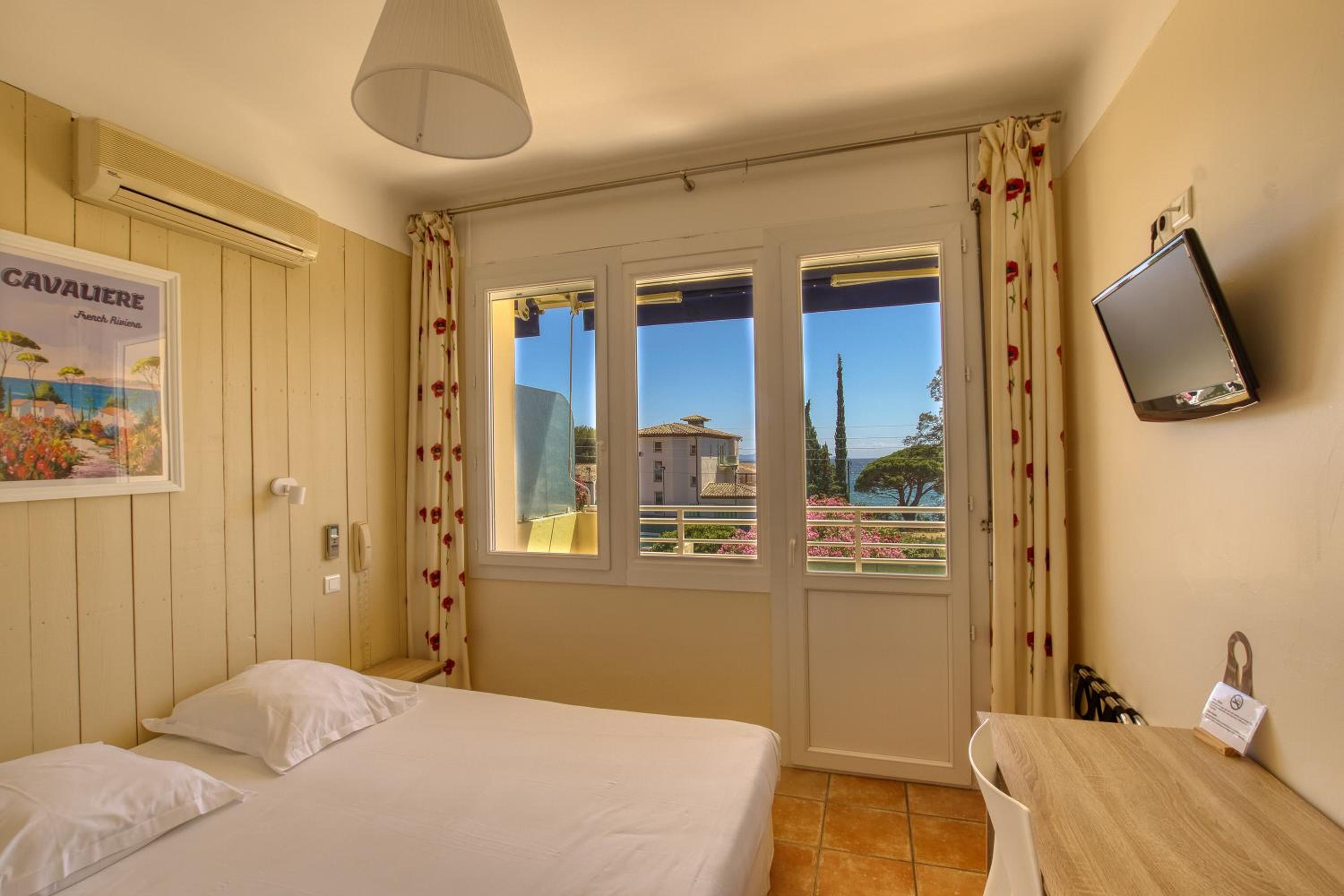 Double Room with Partial Sea View and Balcony - Photo 1