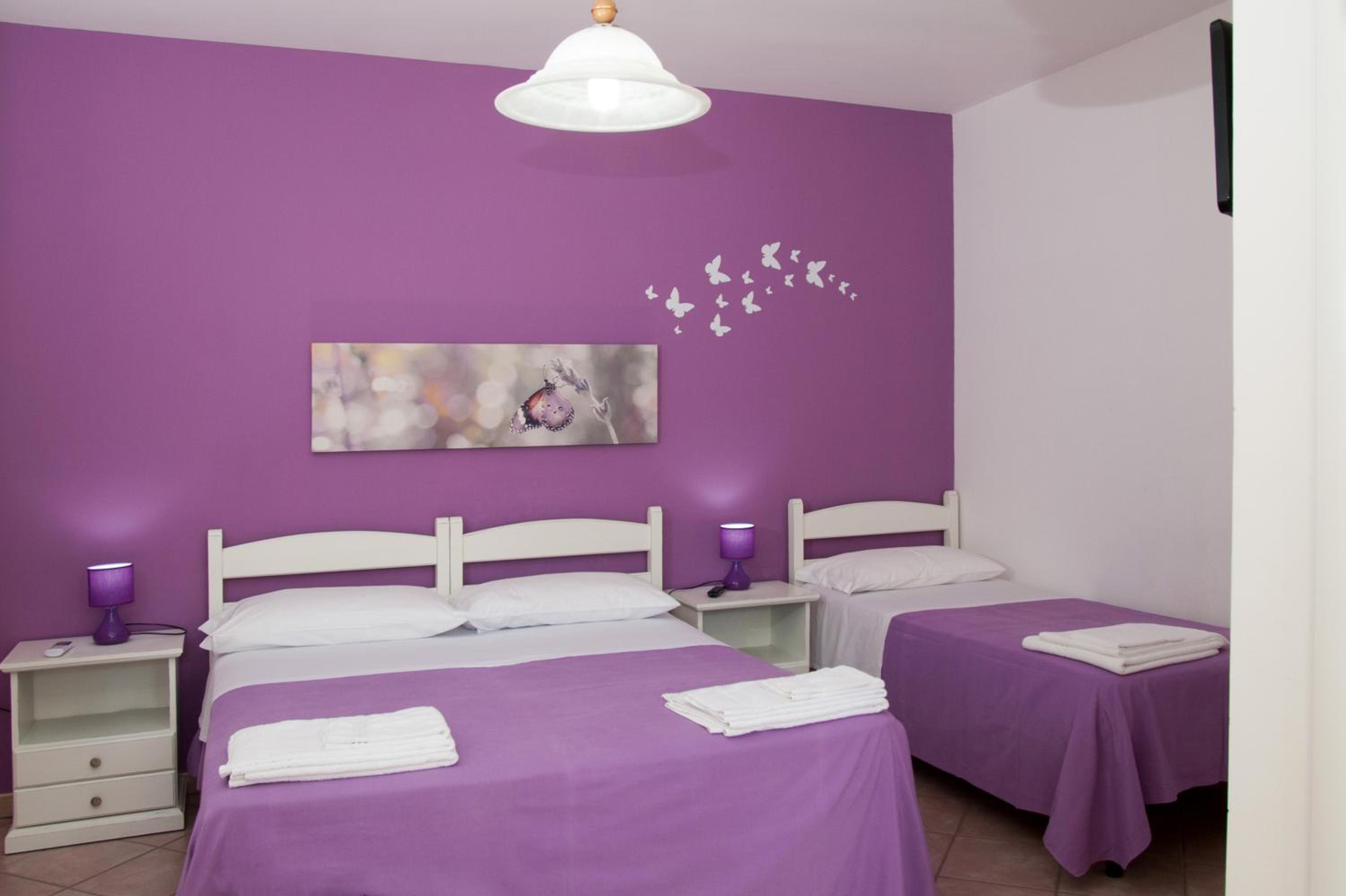 Economy Triple Room photo 3