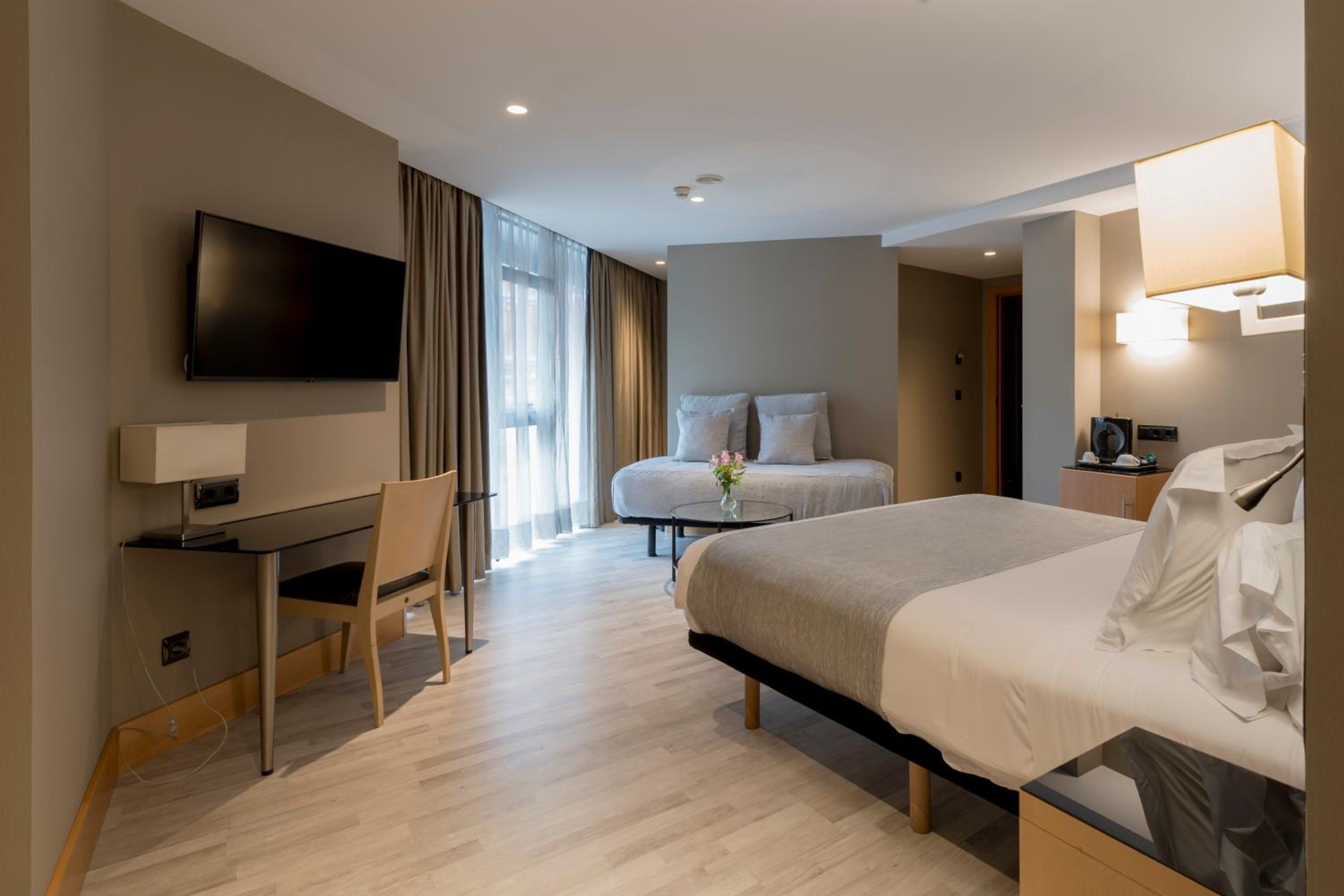 Premium Double or Twin Room - Photo 15