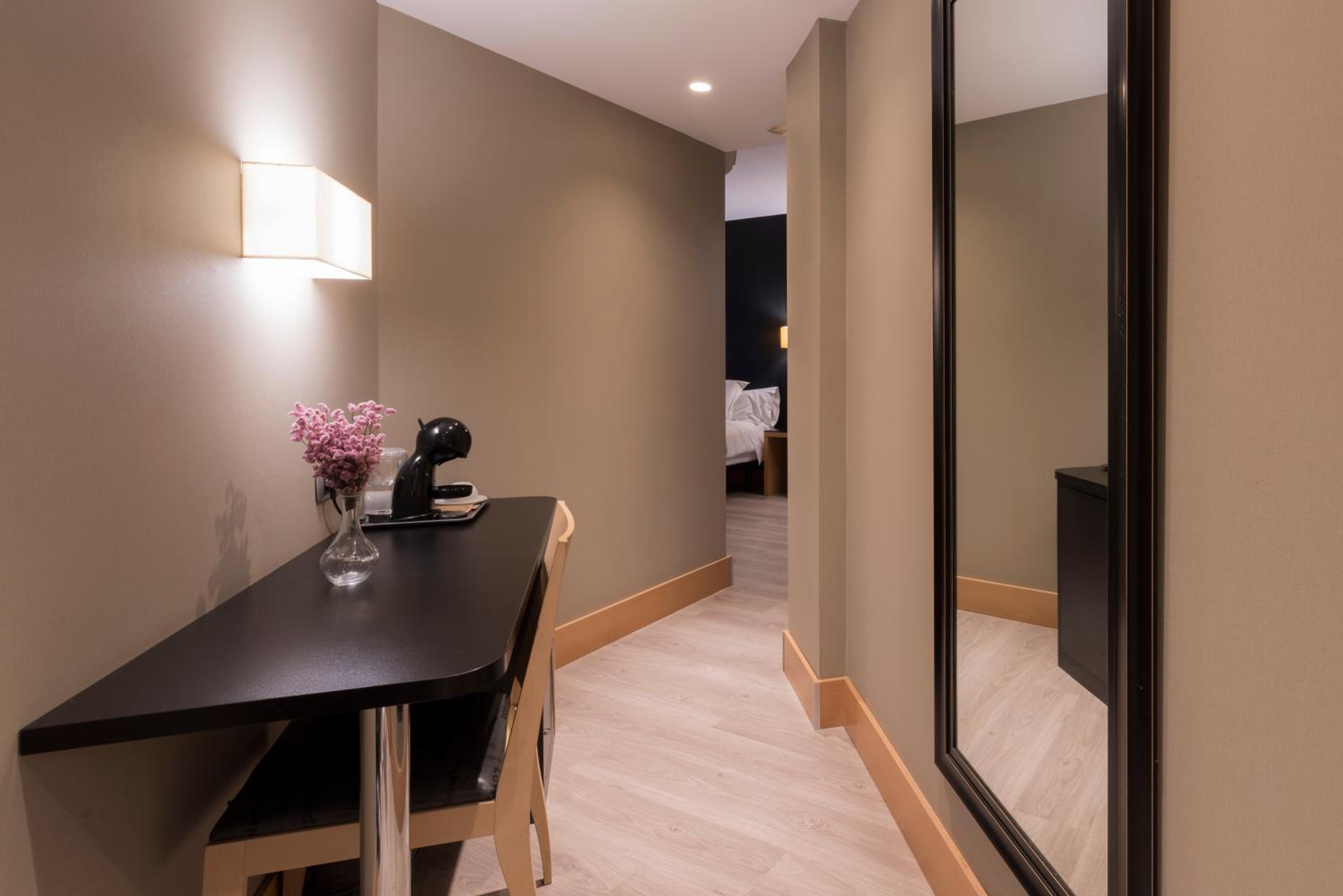 Premium Double or Twin Room - Photo 13