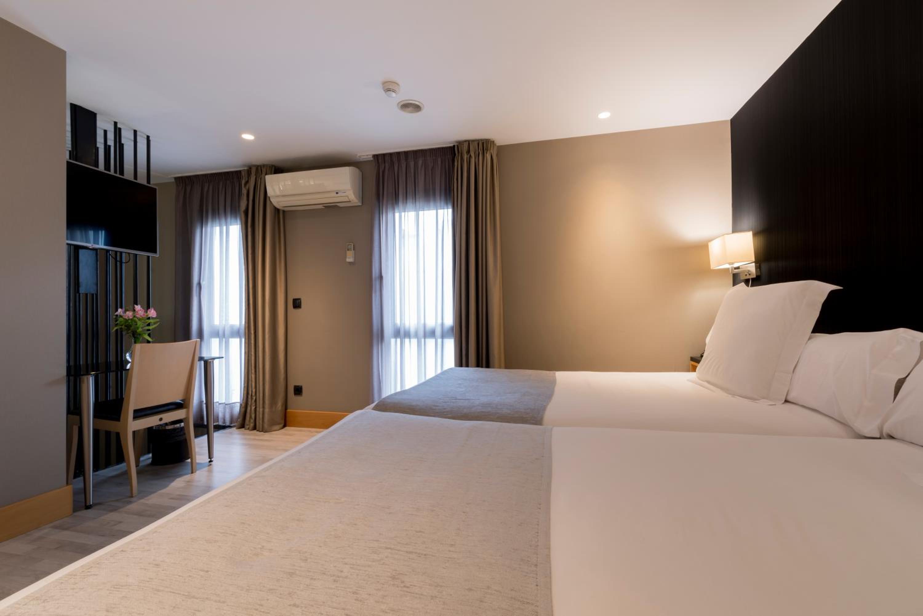 Premium Double or Twin Room - Photo 16