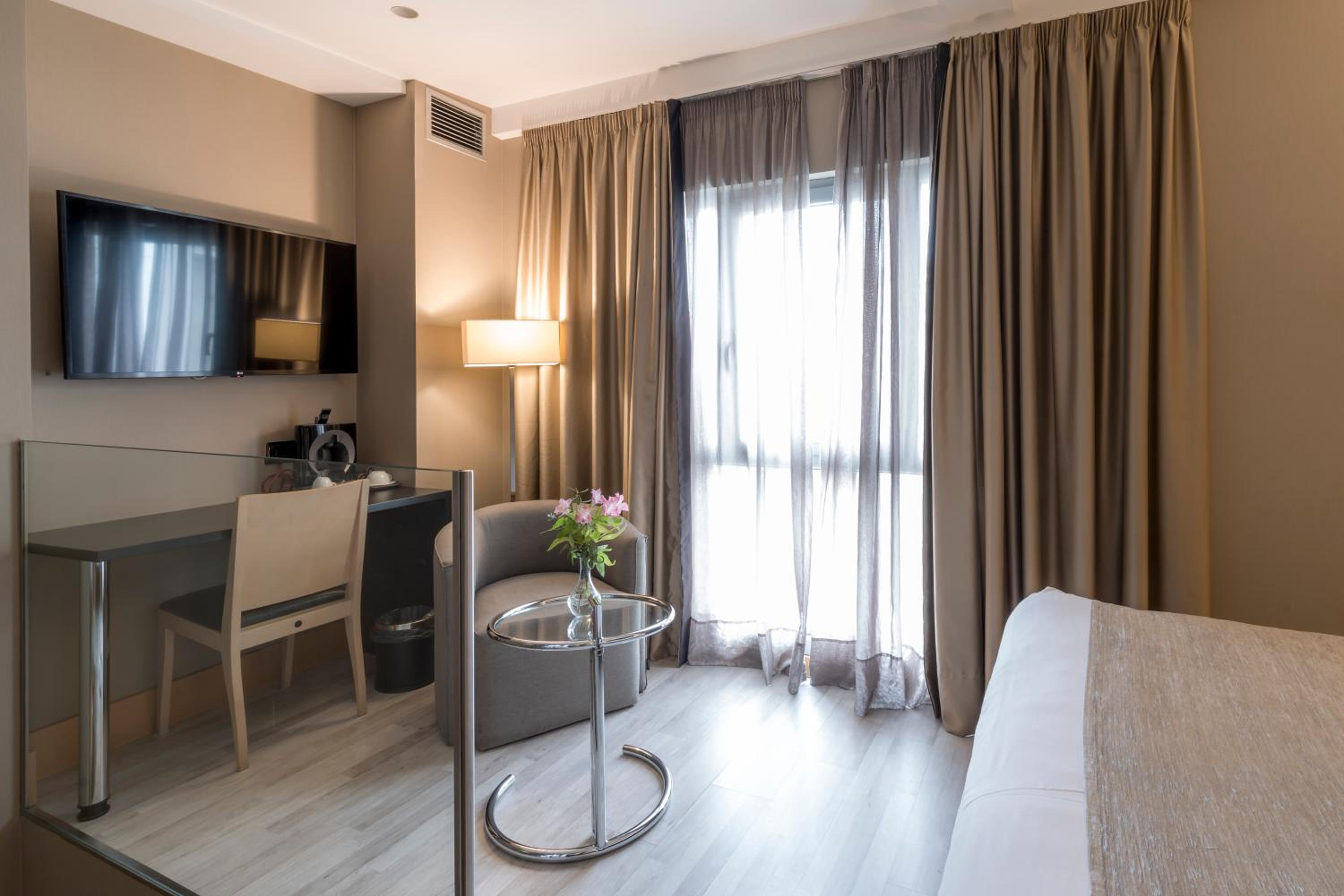 Premium Double or Twin Room - Photo 2