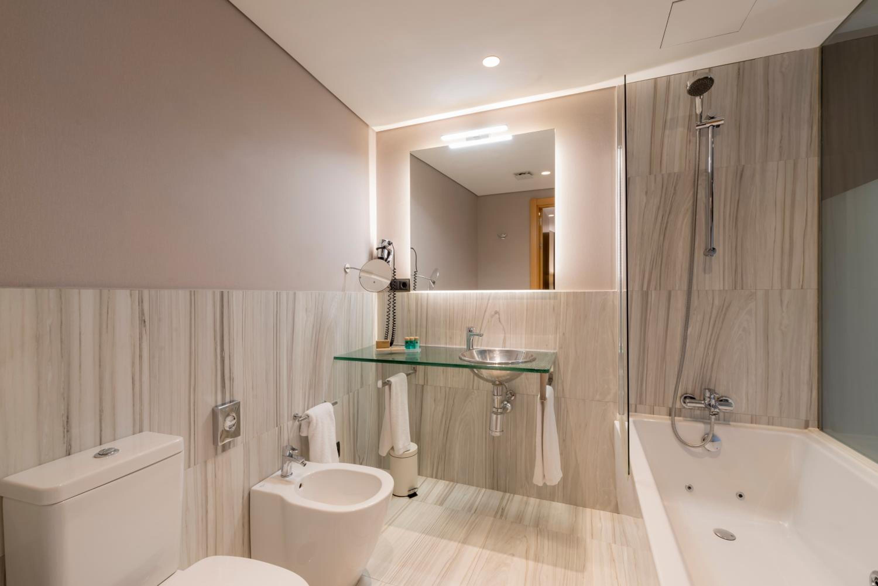 Premium Double or Twin Room - Photo 20