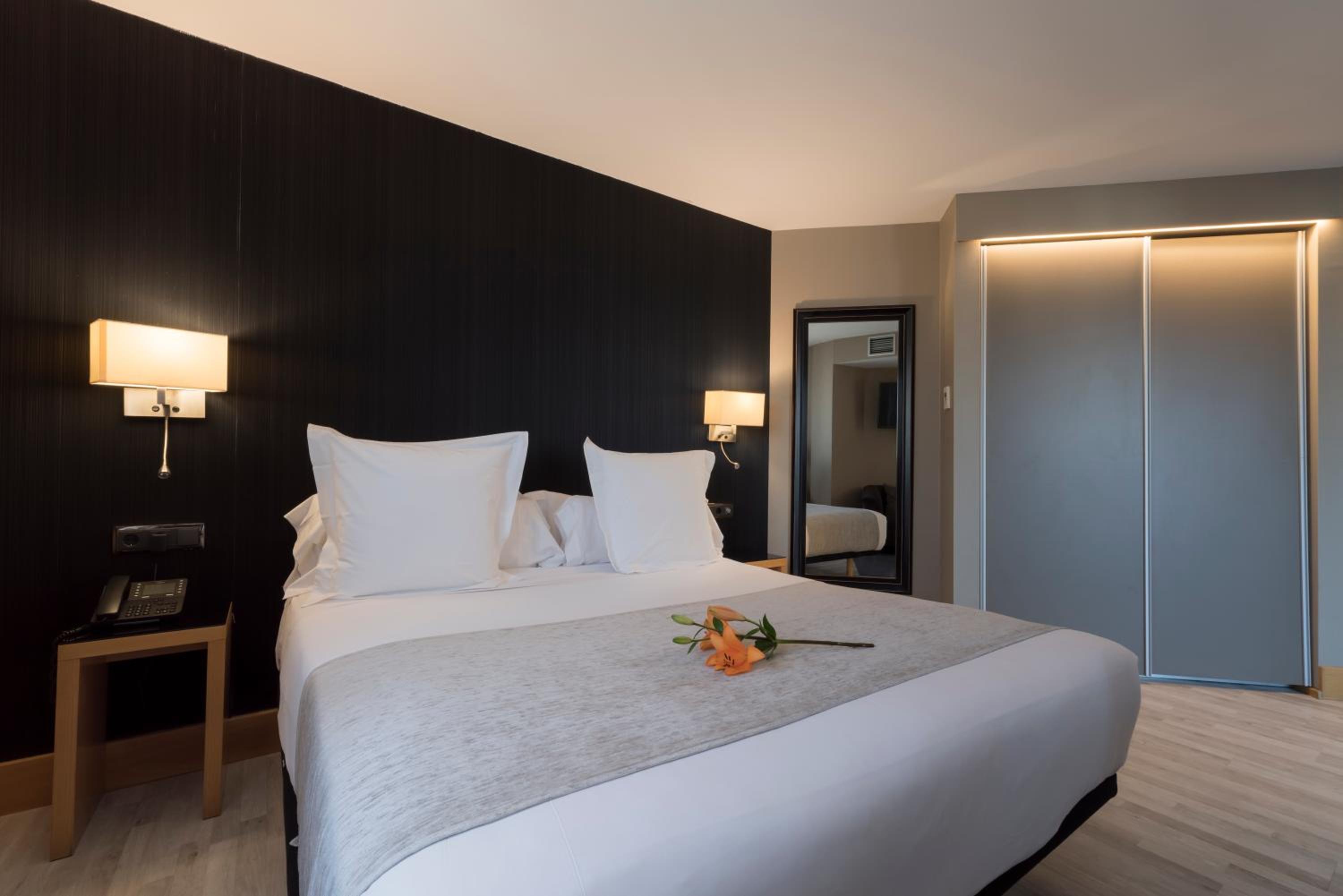 Premium Double or Twin Room - Photo 6