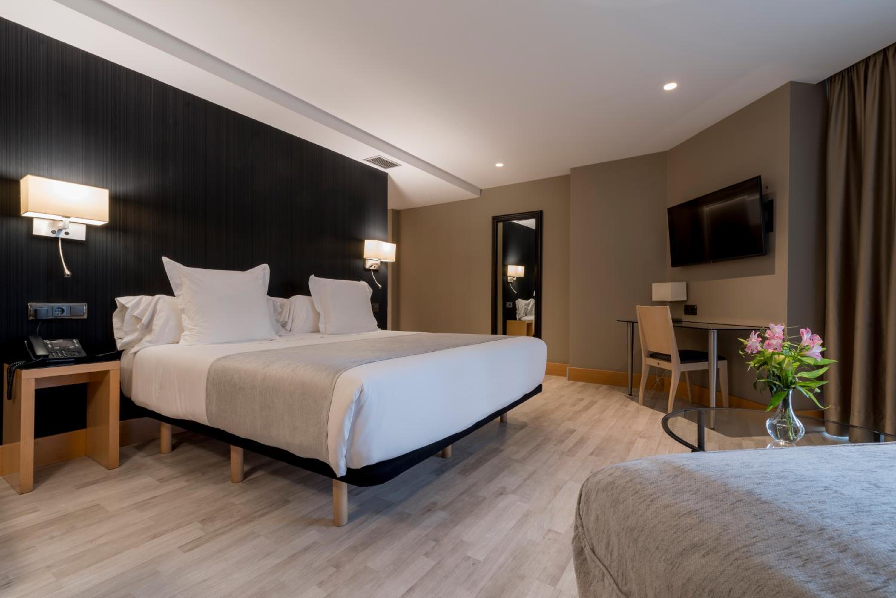 Premium Double or Twin Room - Photo 4