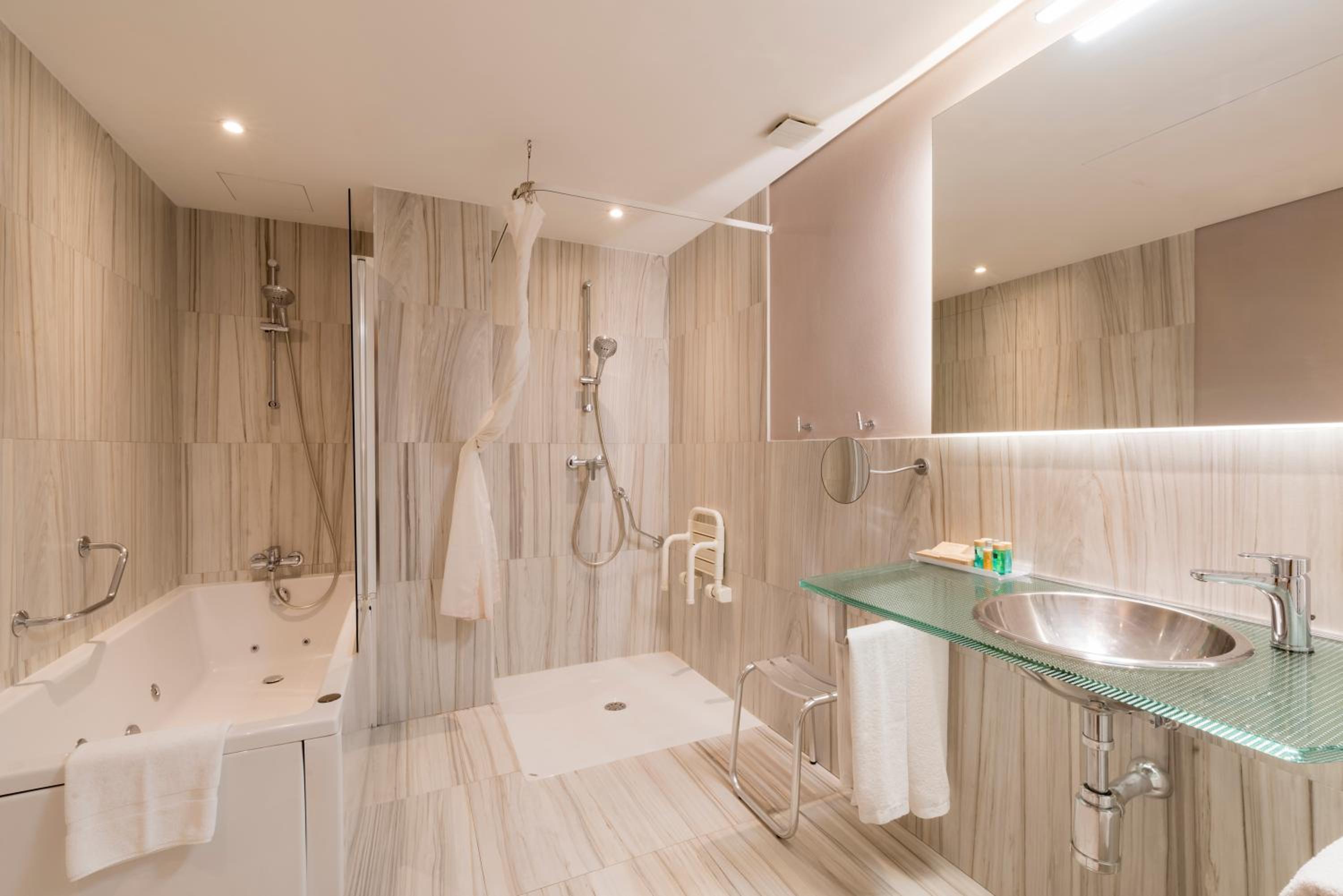 Premium Double or Twin Room - Photo 3