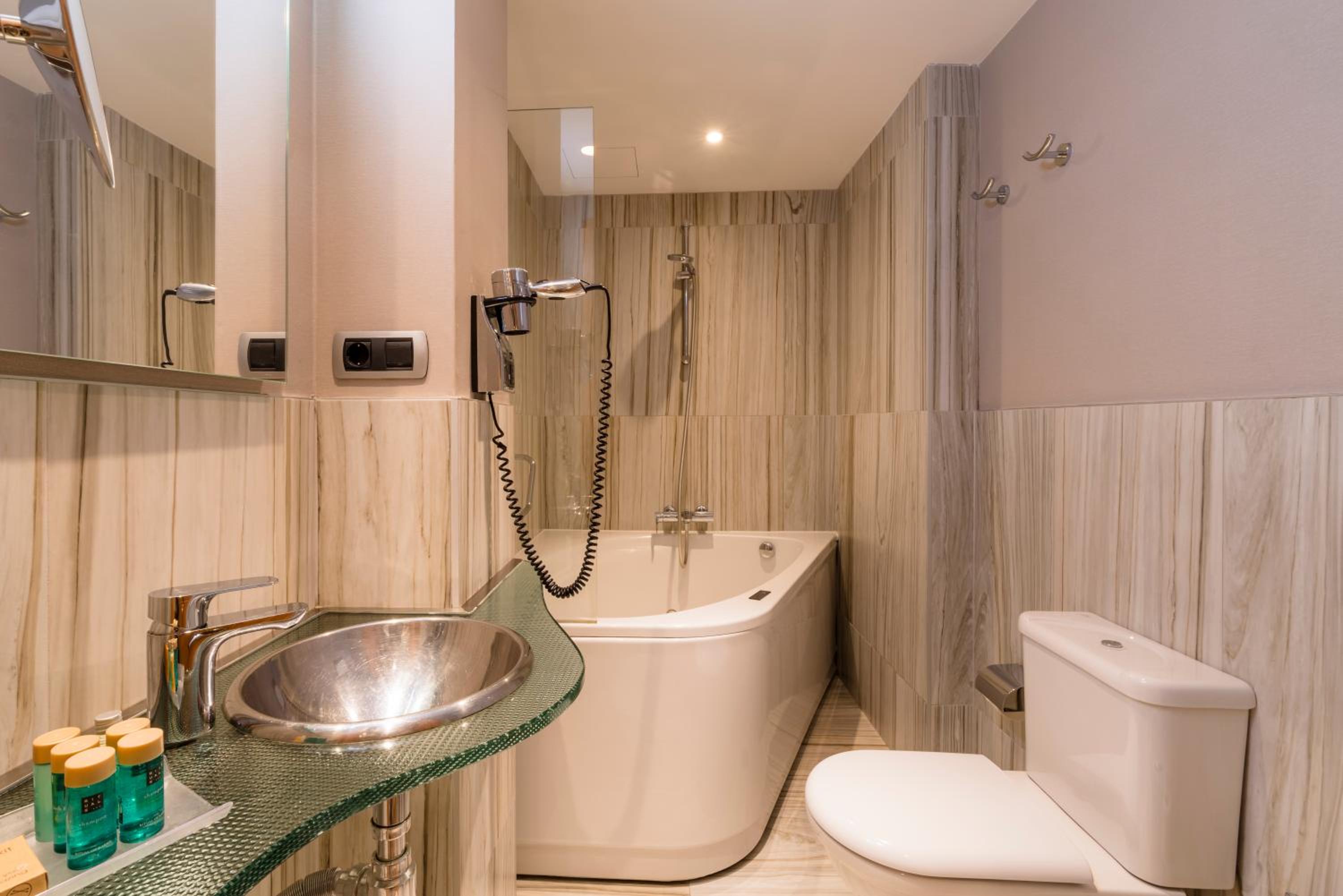 Premium Double or Twin Room - Photo 8