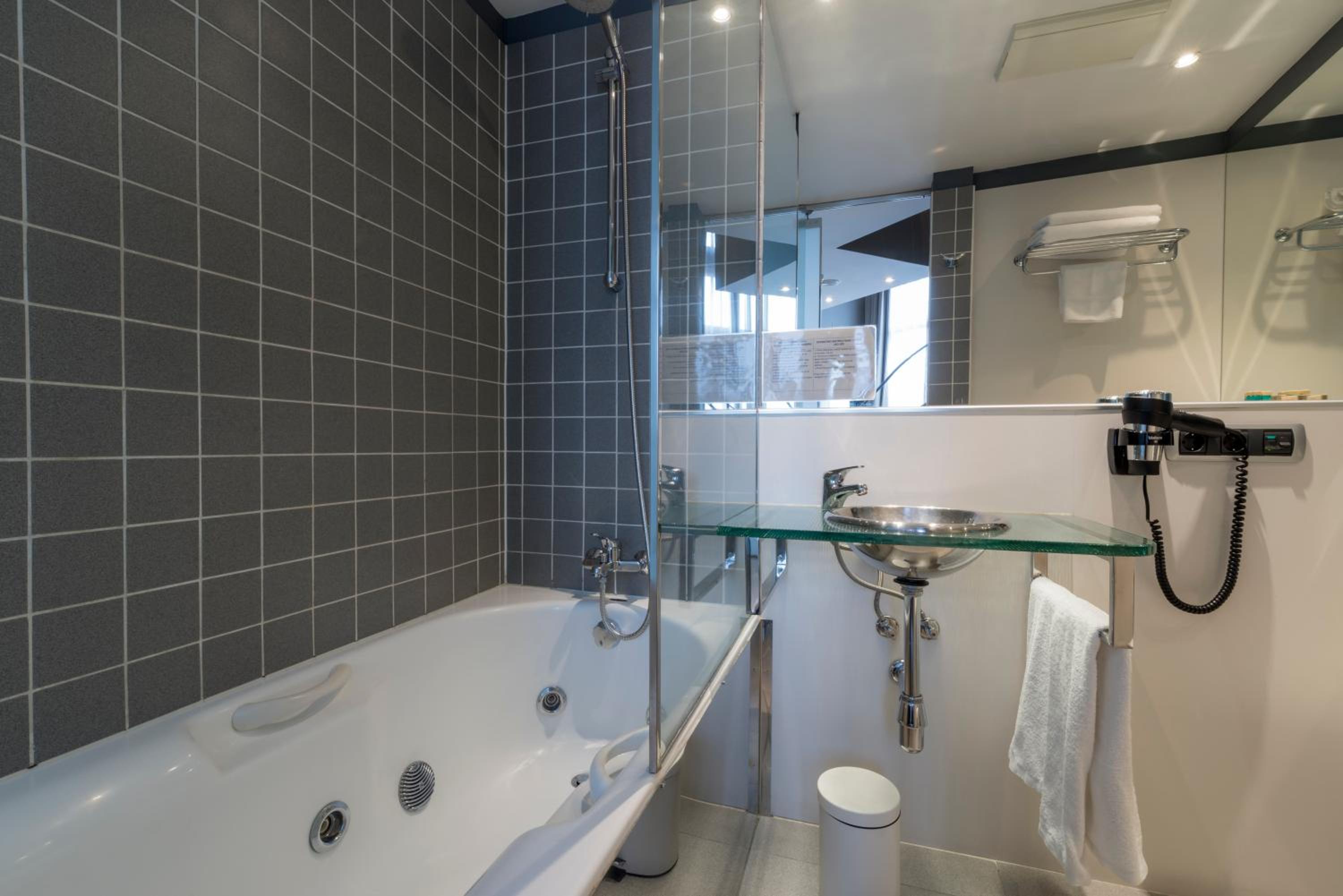 Premium Double or Twin Room - Photo 9