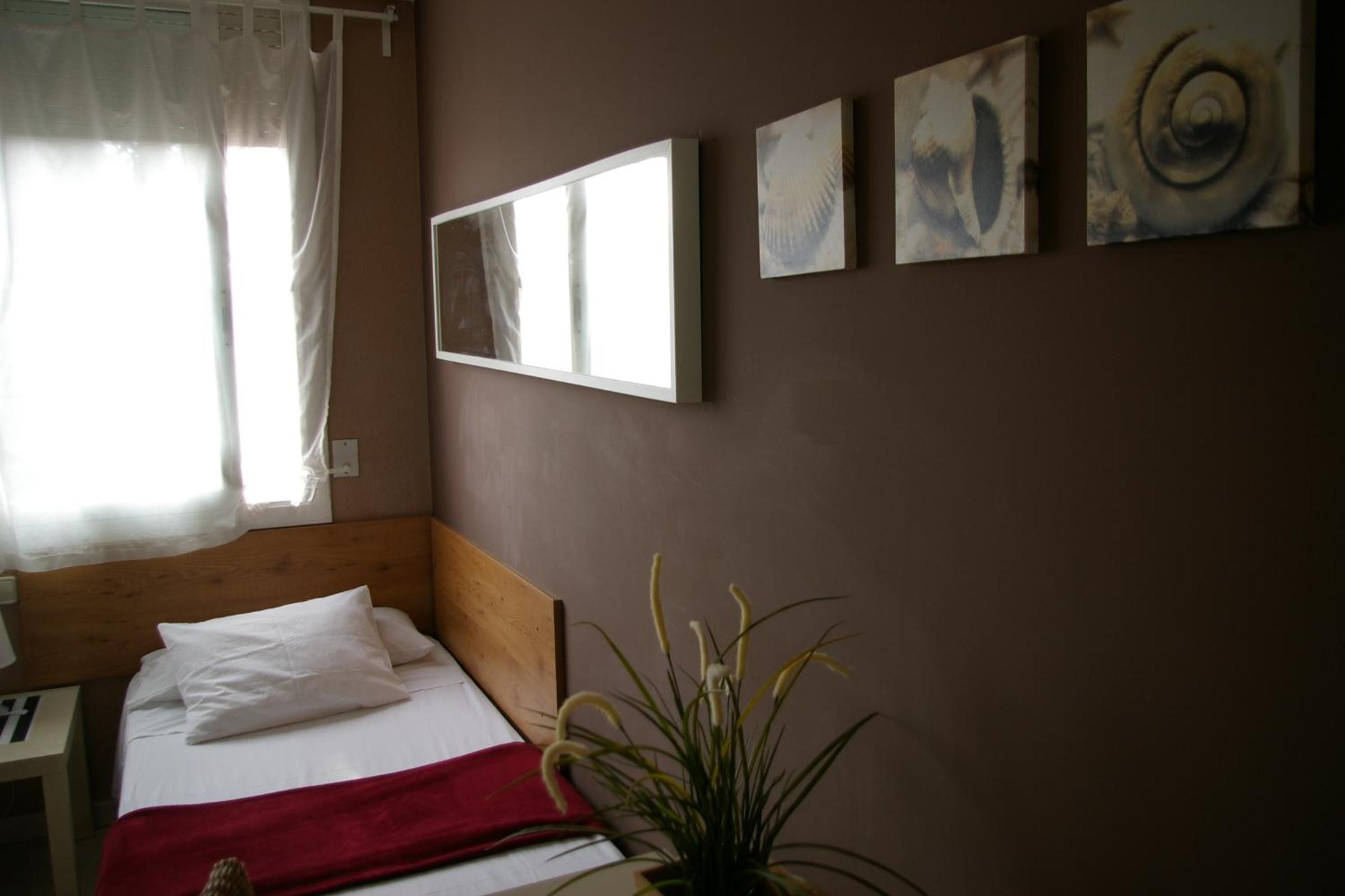 Classic Twin Room with Shared Bathroom photo 3