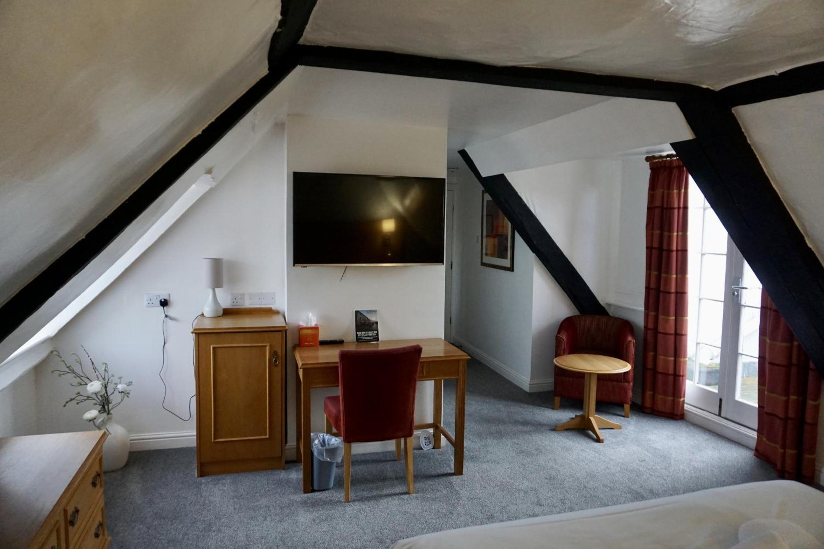 Deluxe King Room - Photo 7
