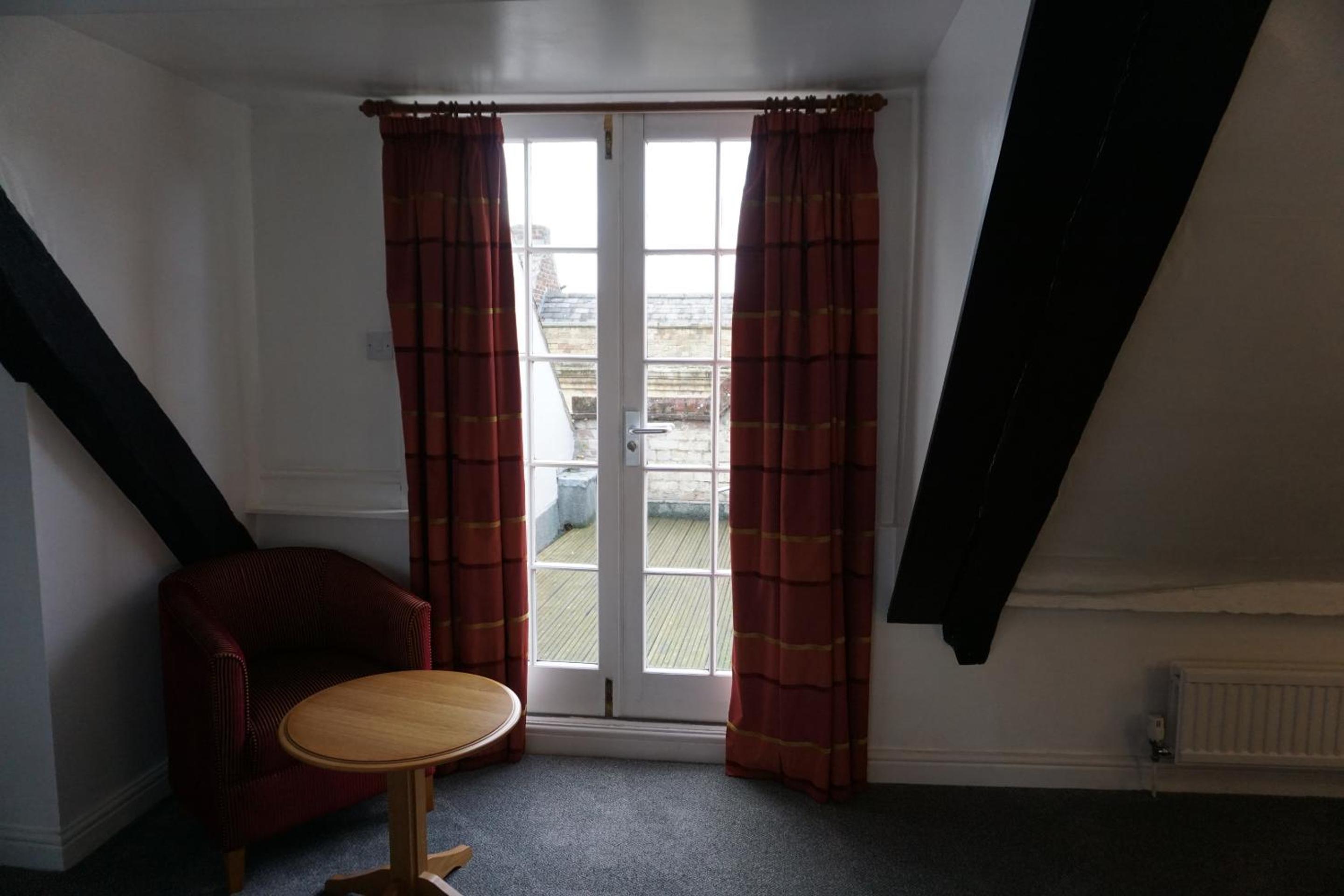Deluxe King Room - Photo 8