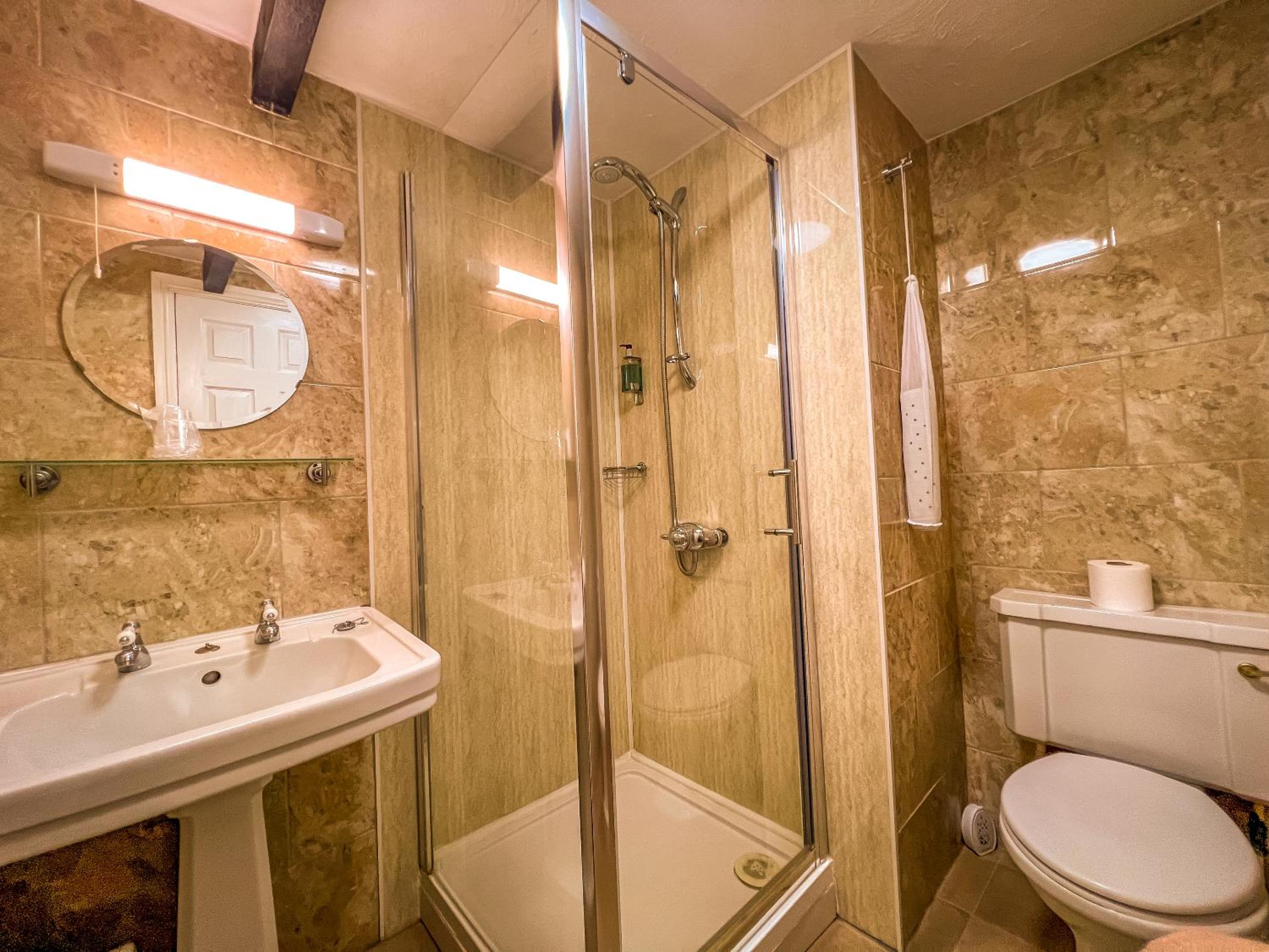 Deluxe King Room - Photo 11
