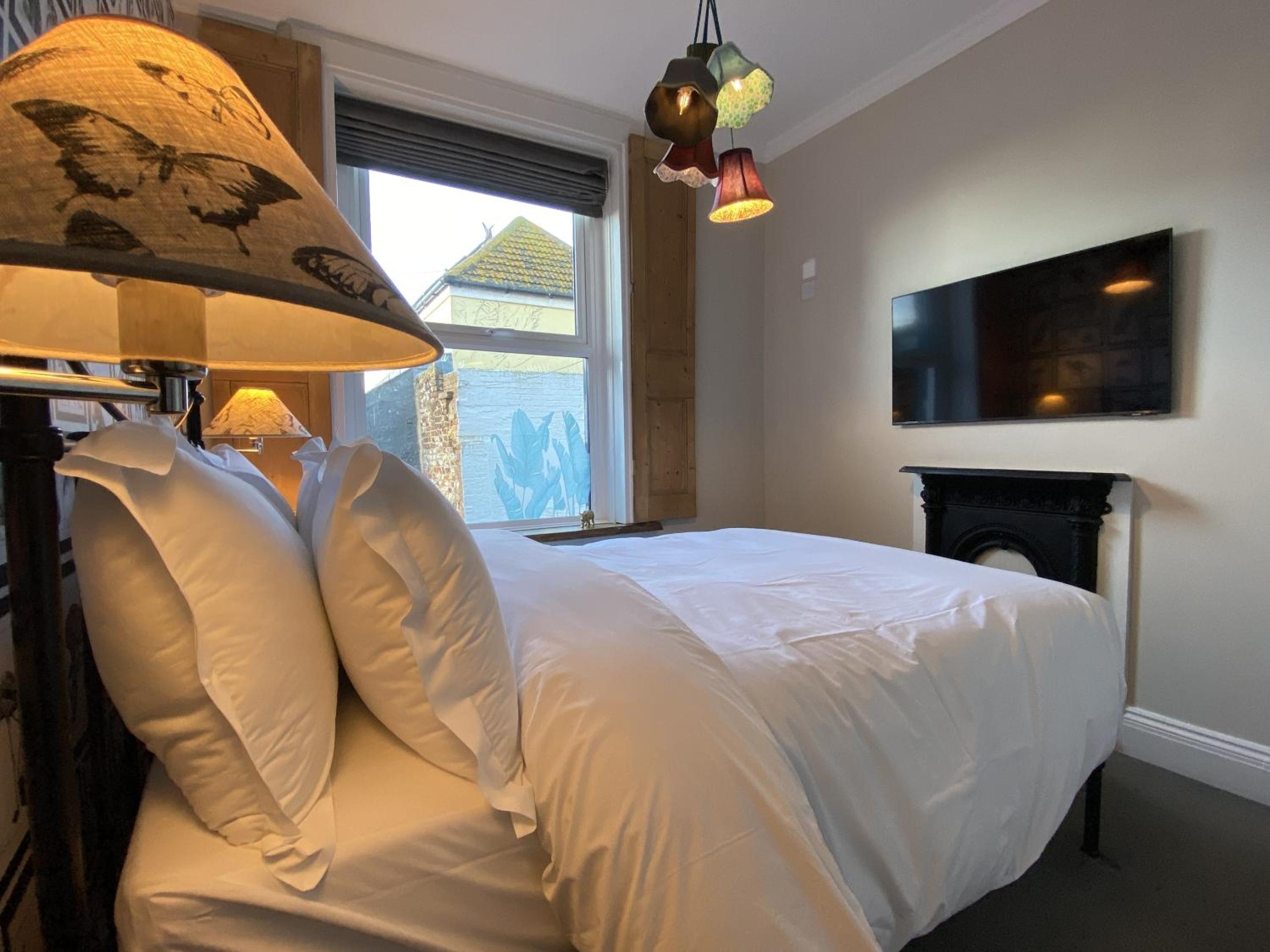 Double Room with Private Bathroom - Photo 7