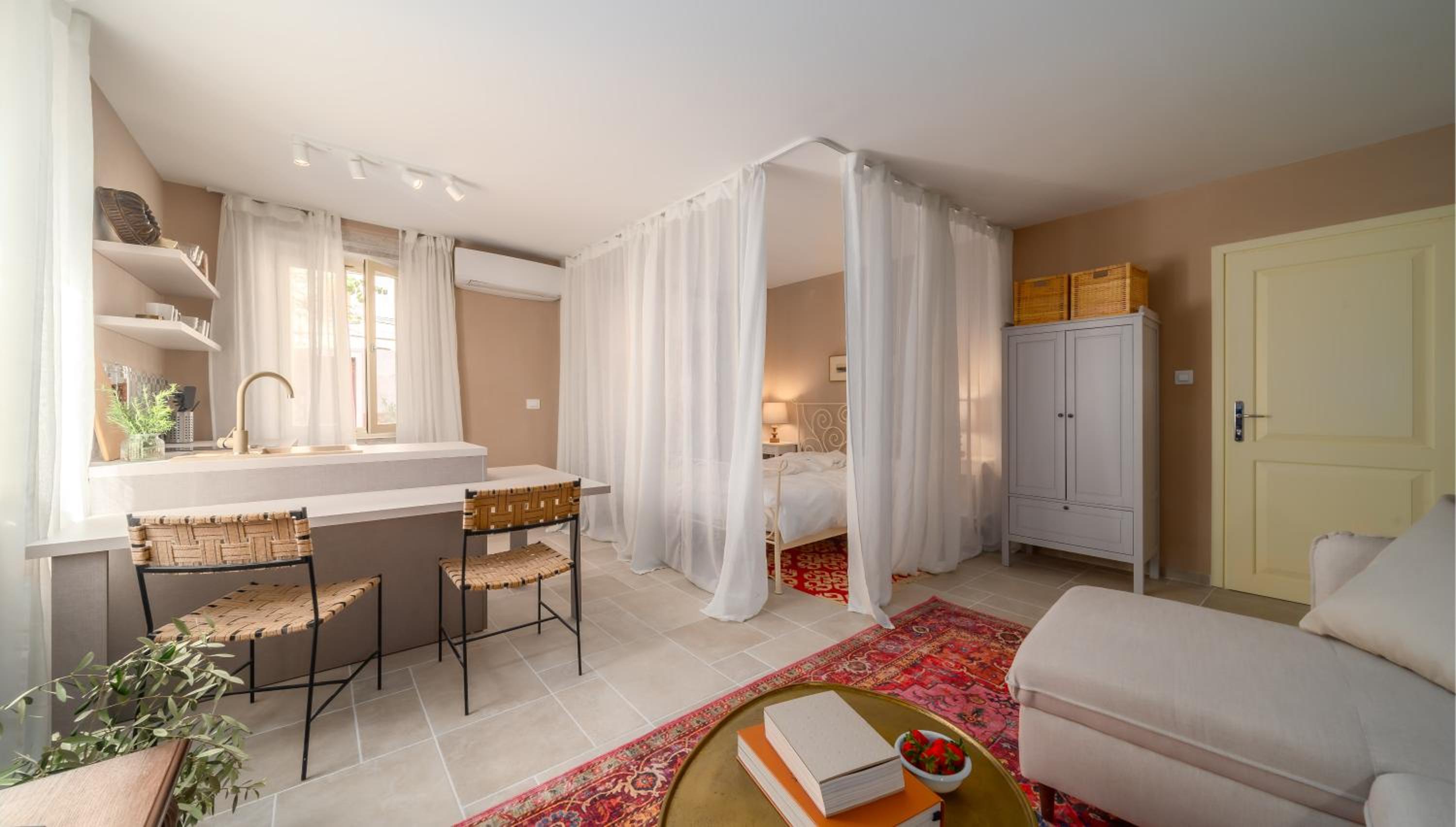 Studio Apartment photo 1