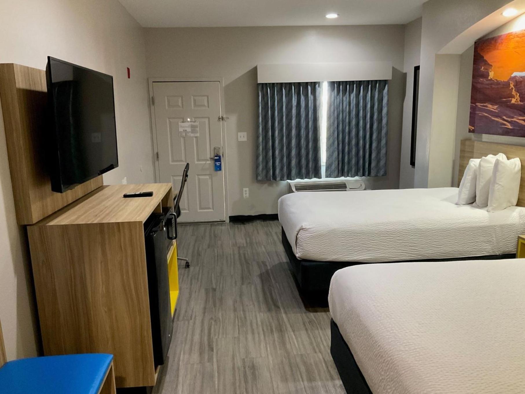 Doube Room with Two Double Beds and Roll-In Shower - Mobility/Hearing Accessible - Non-Smoking - Photo 4