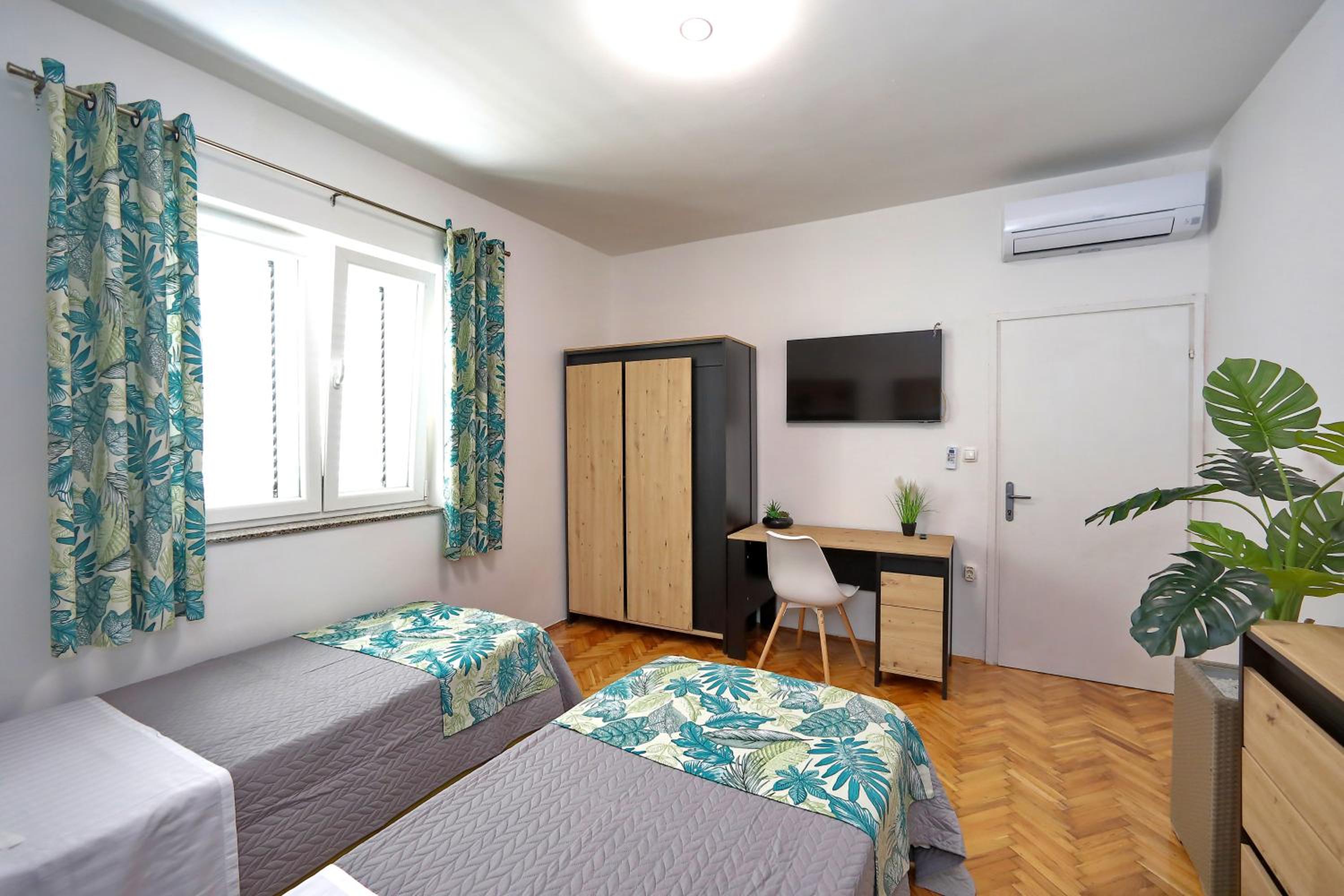 Apartment with a private garden and a sea view photo 2
