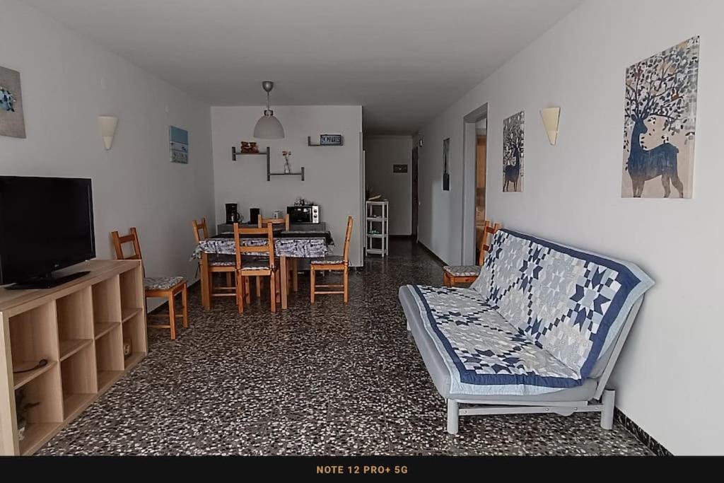 Apartamento de dos habitaciones con terraza y vista al mar