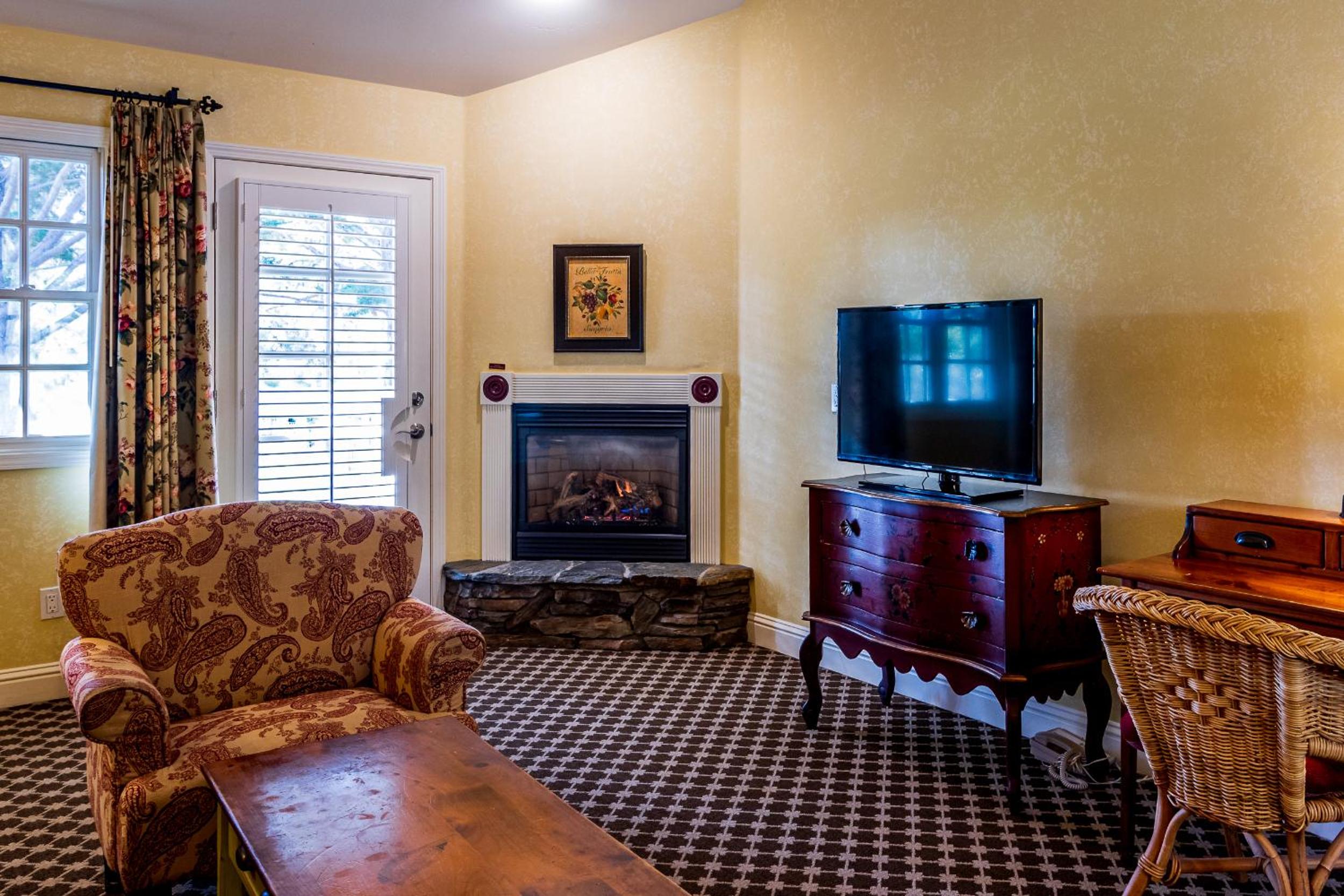 Deluxe King Suite - Photo 7