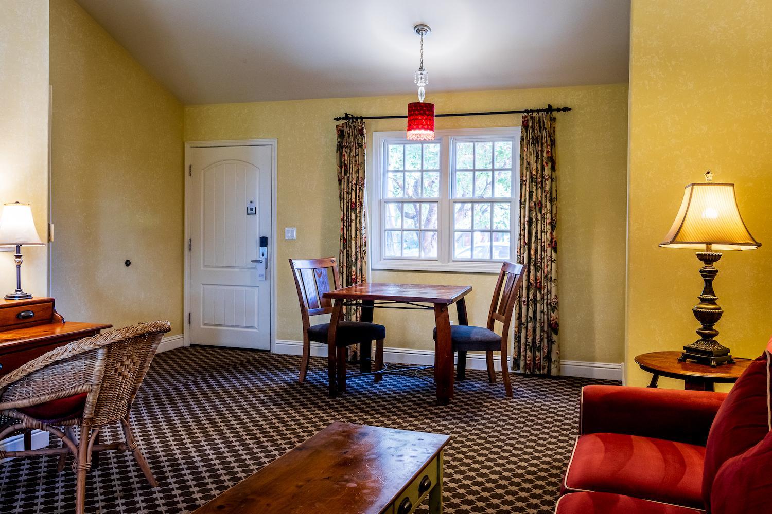 Deluxe King Suite - Photo 6