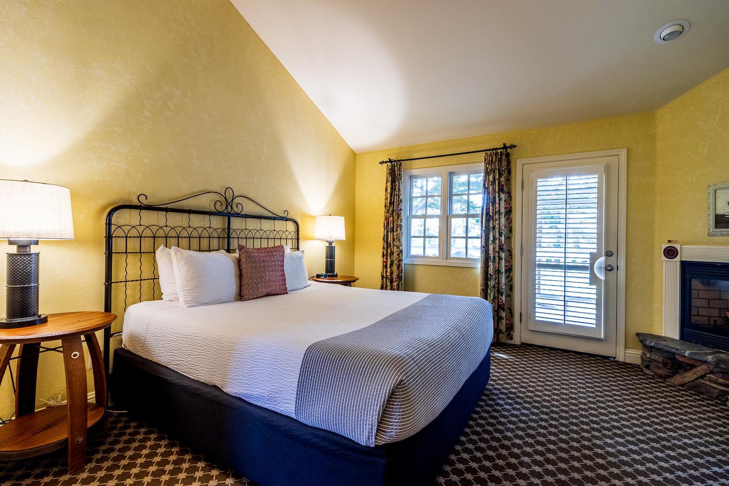 Deluxe King Suite - Photo 5