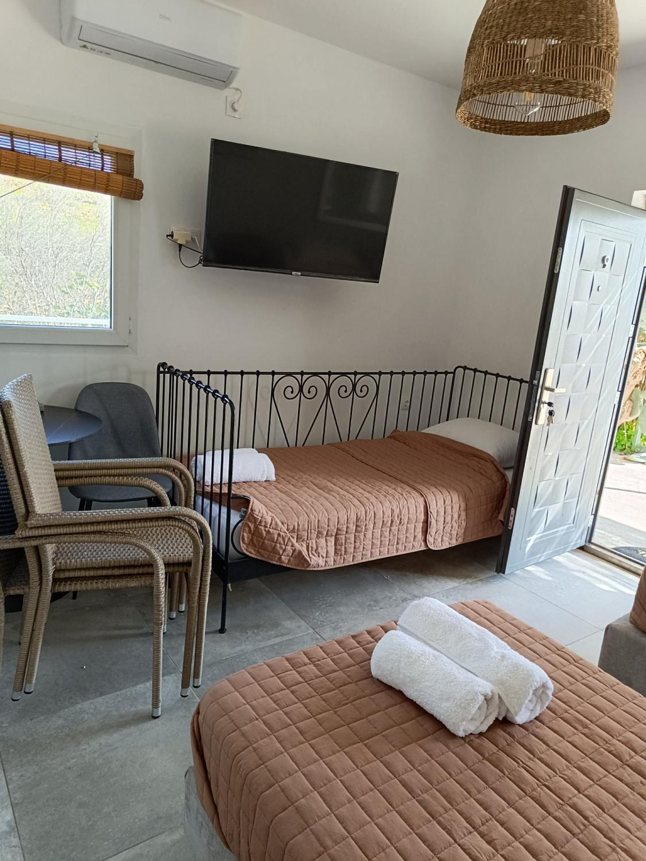 One-Bedroom House photo 1