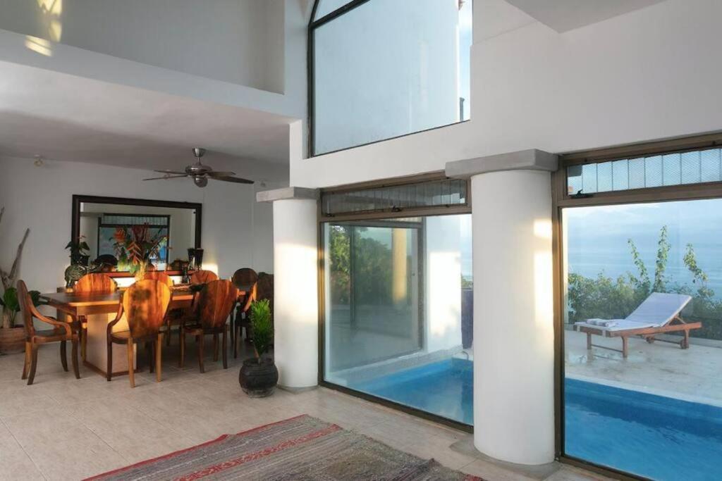 Five-Bedroom House photo 1