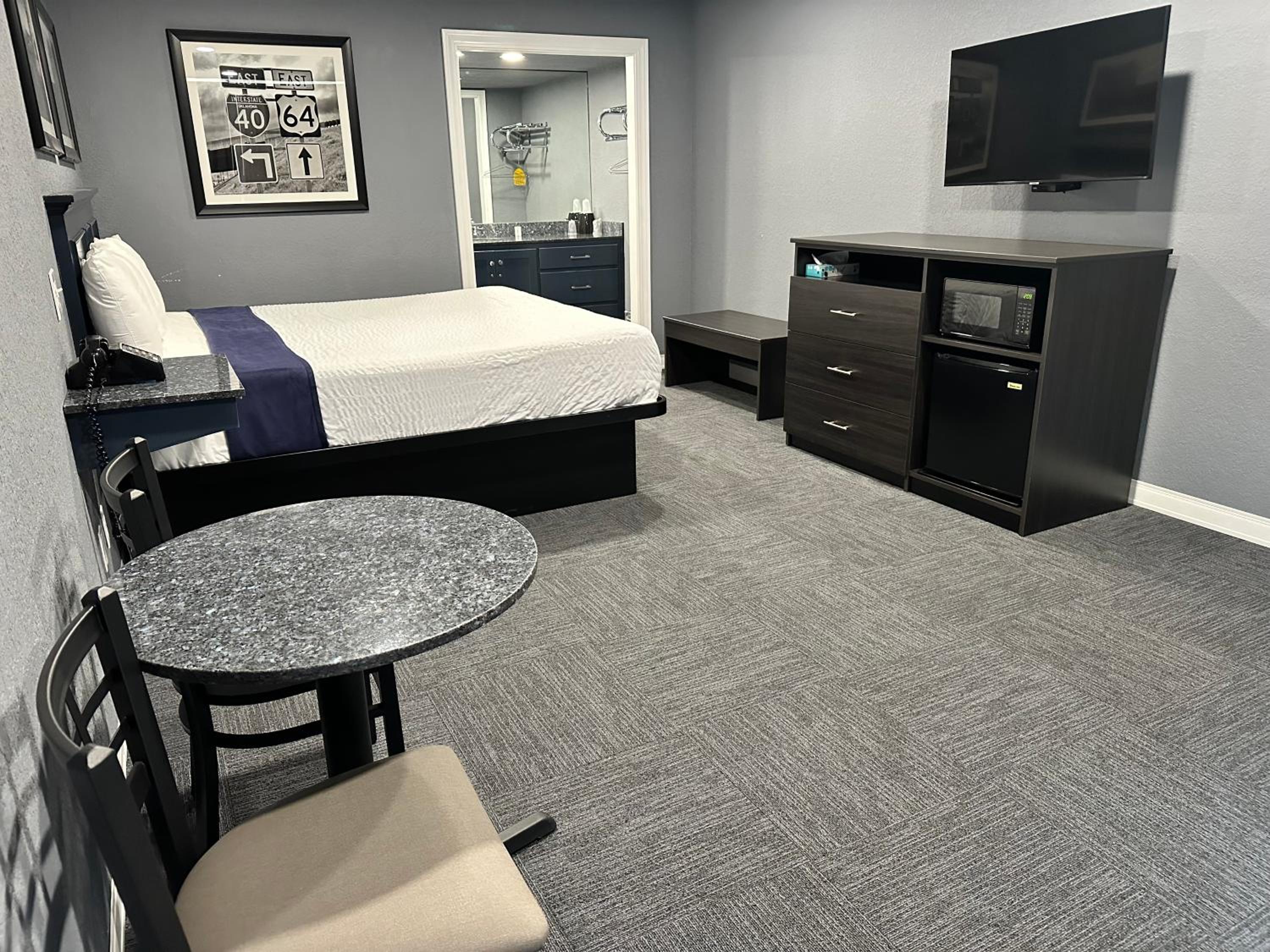 Deluxe King Suite - Photo 2