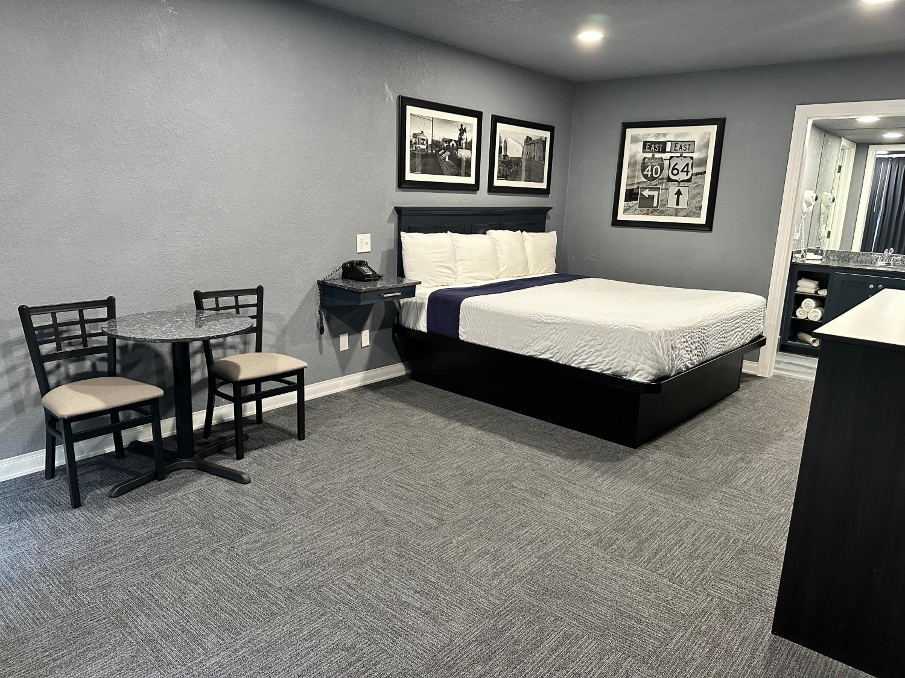 Deluxe King Suite - Photo 5