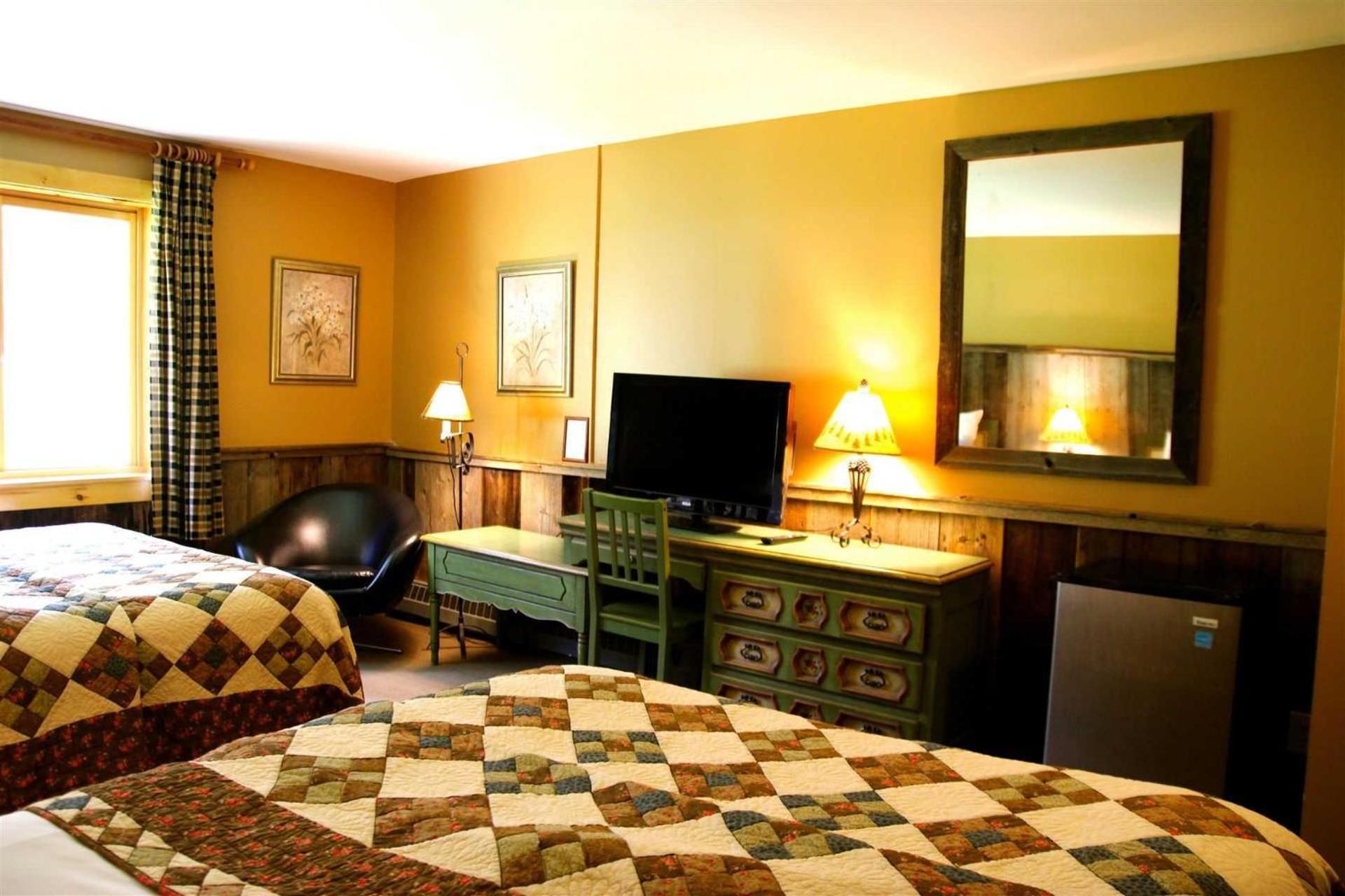 Deluxe Queen Room with Two Queen Beds - Photo 2