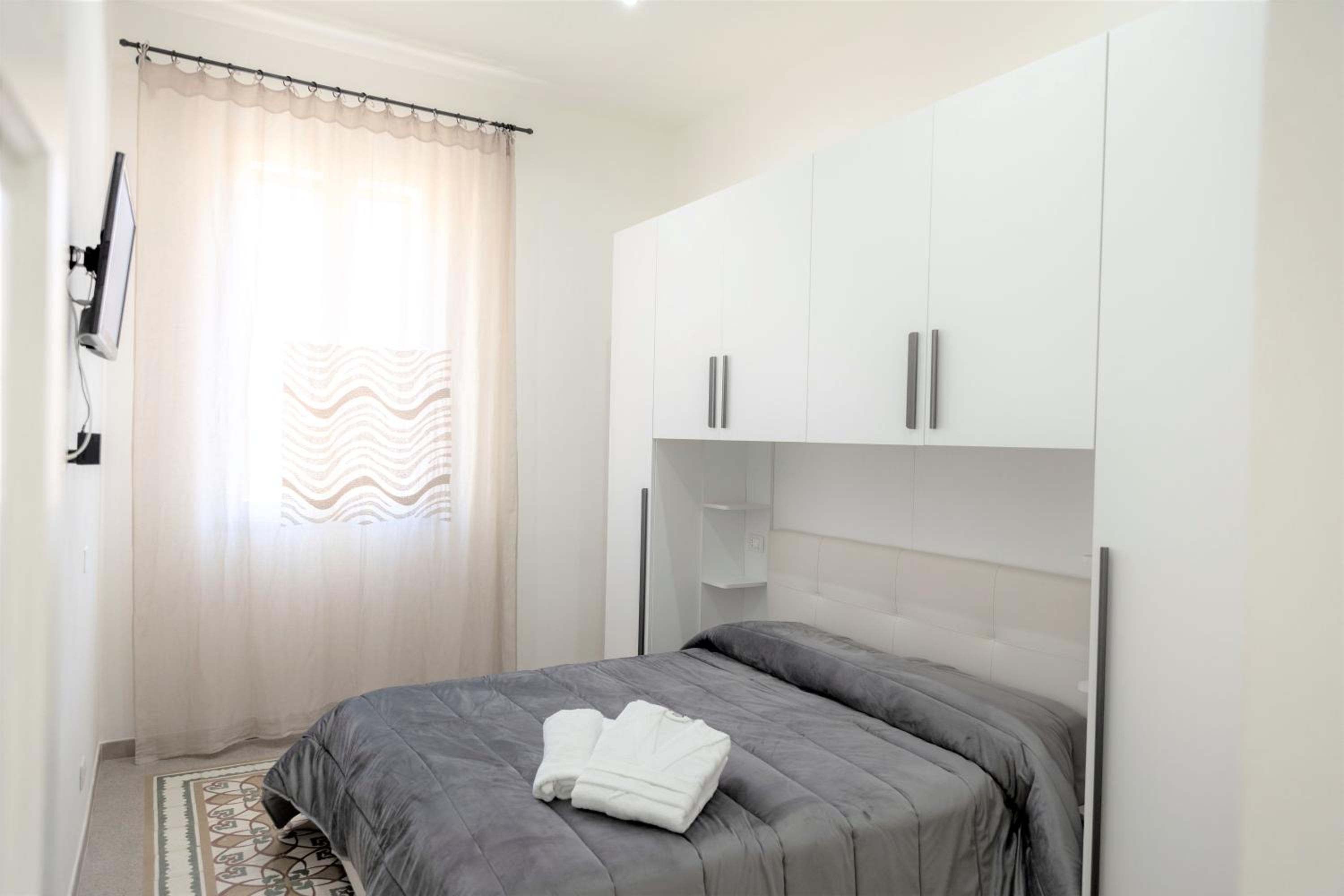 One-Bedroom Apartment photo 1