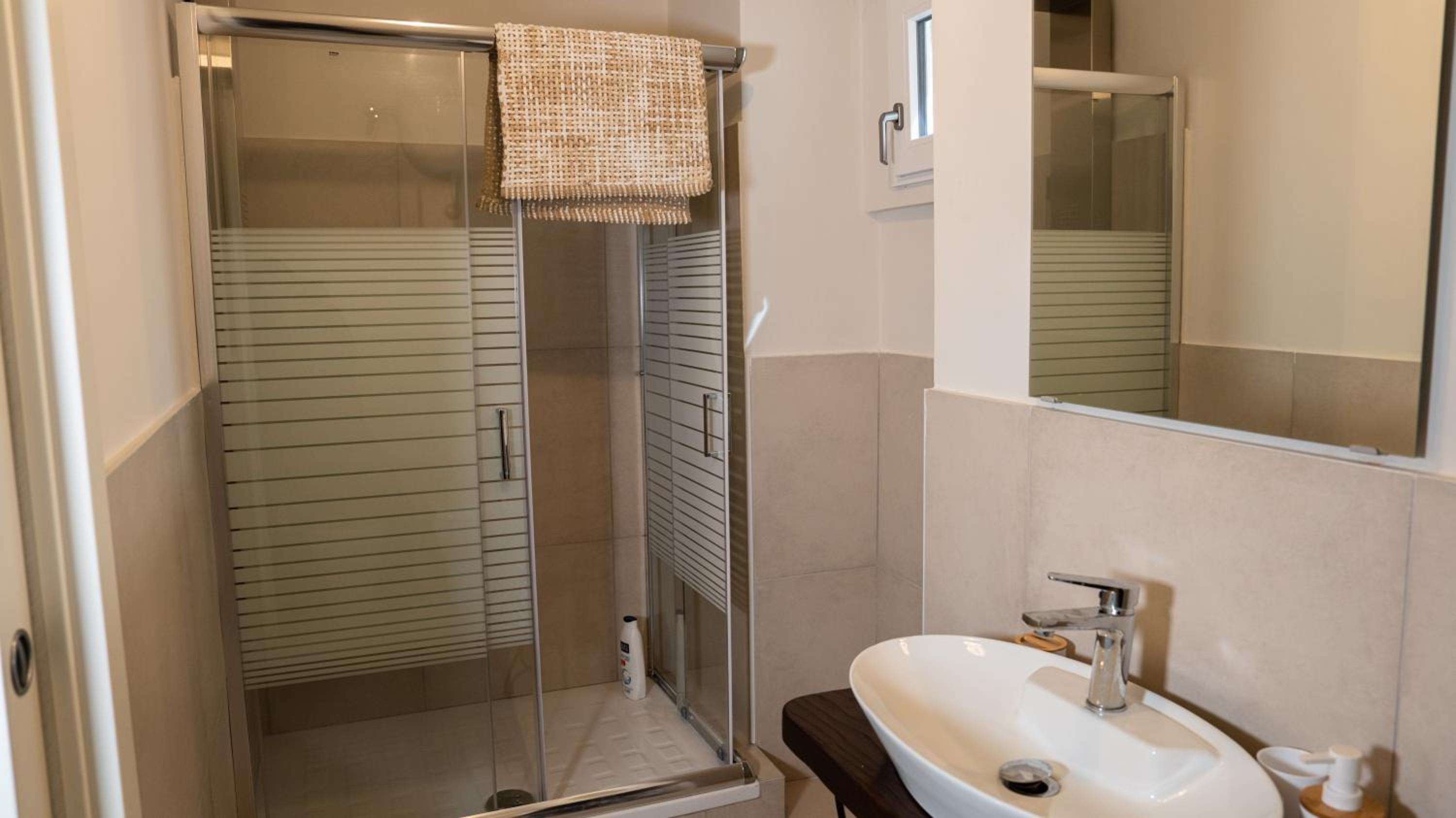 Double or Twin Room with Private Bathroom photo 2
