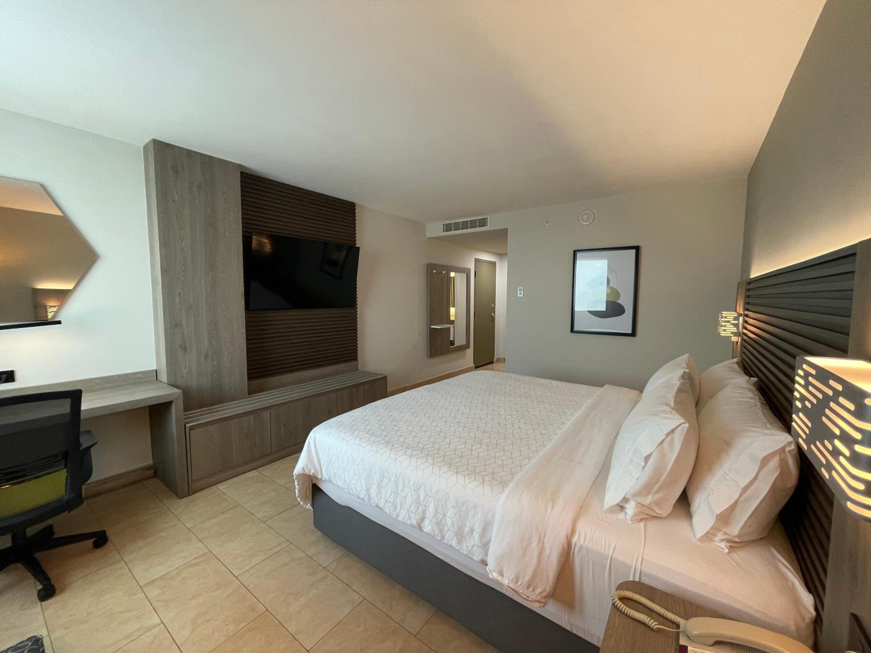 Standard King Room with Minifridge thumbnail 5