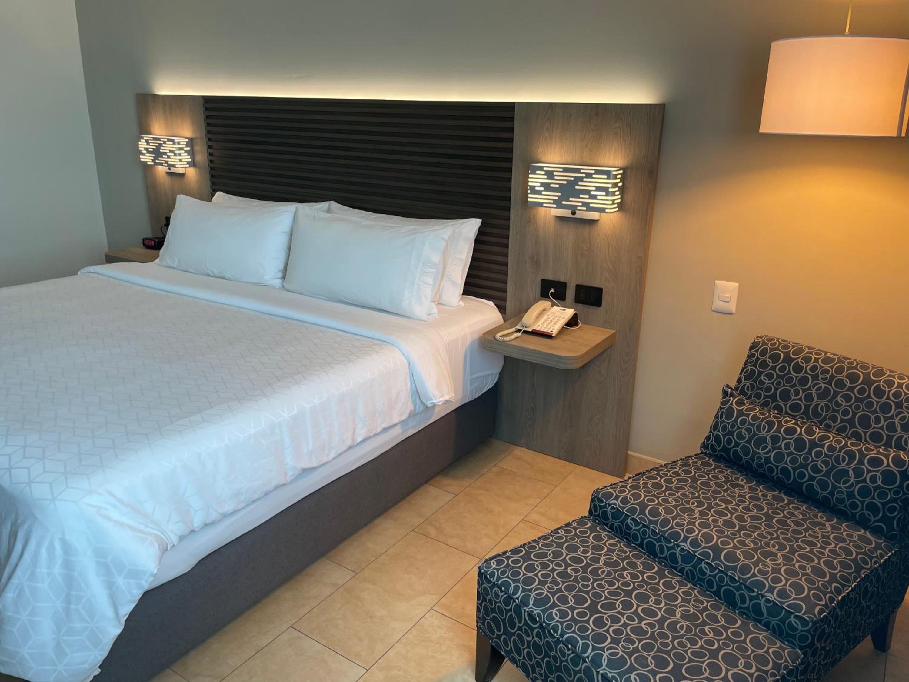 Standard King Room thumbnail 6