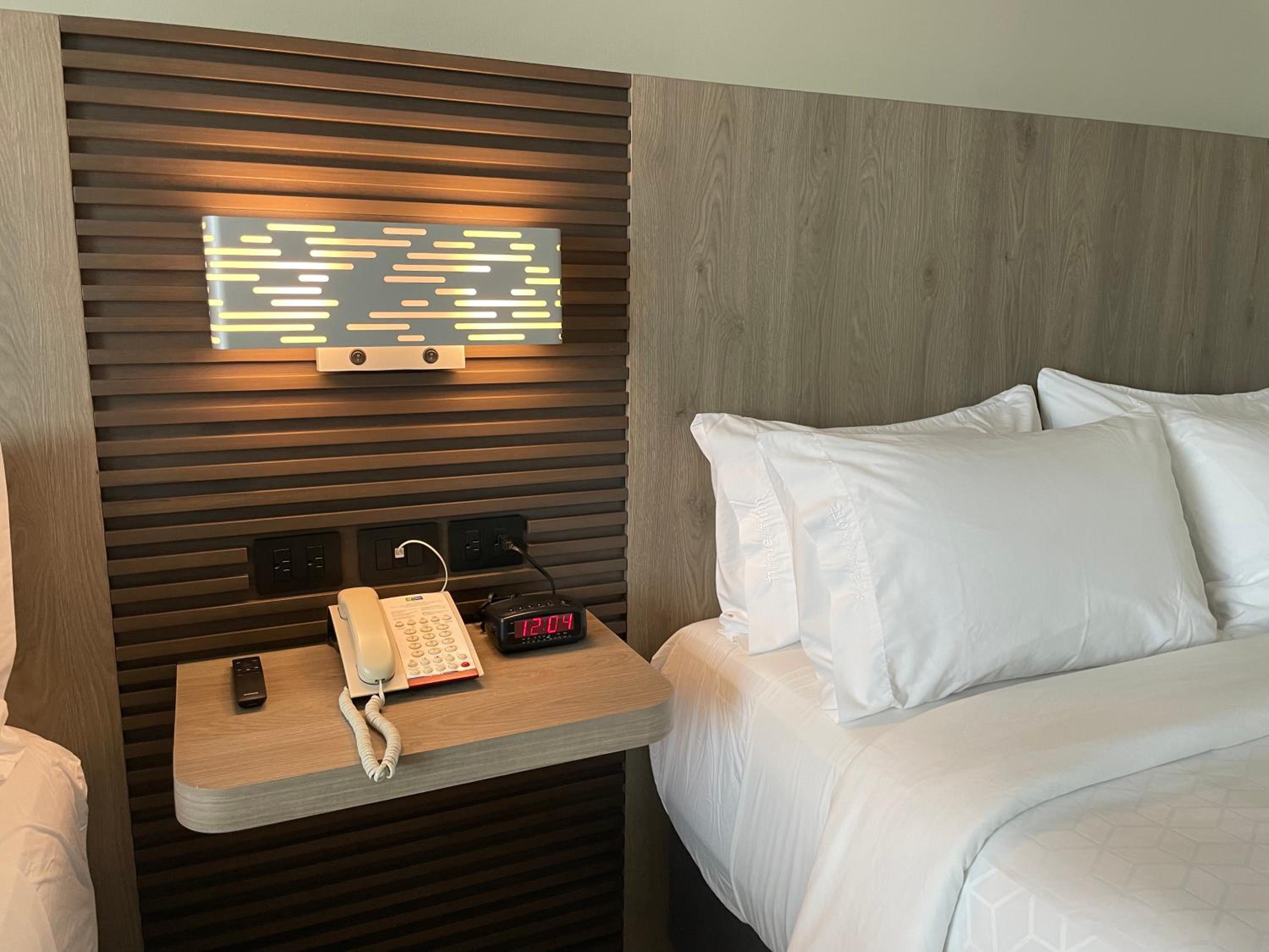 Standard Room with Two Queen Beds thumbnail 5