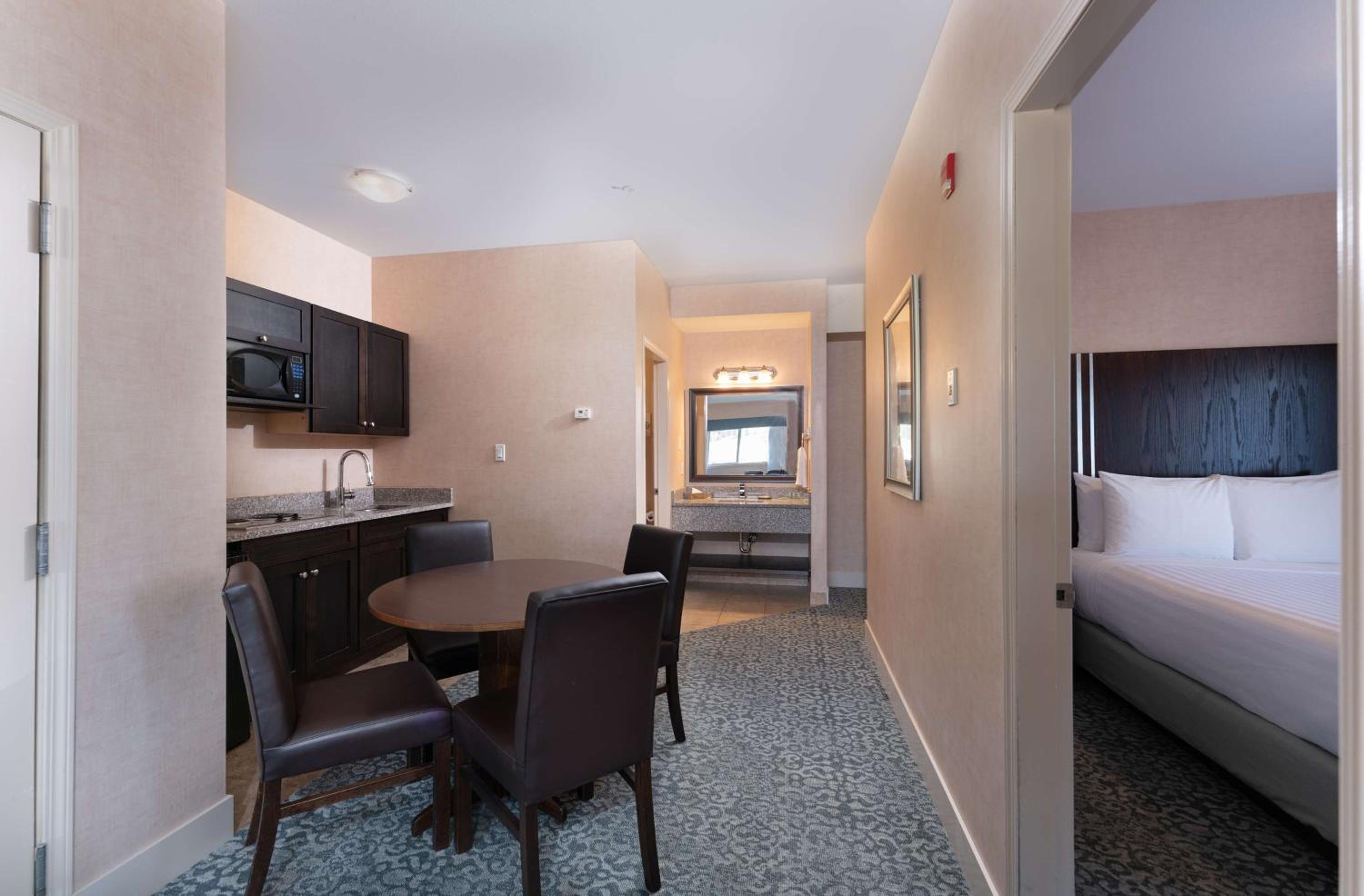 Two-Bedroom King Suite with Queen Bed photo 2