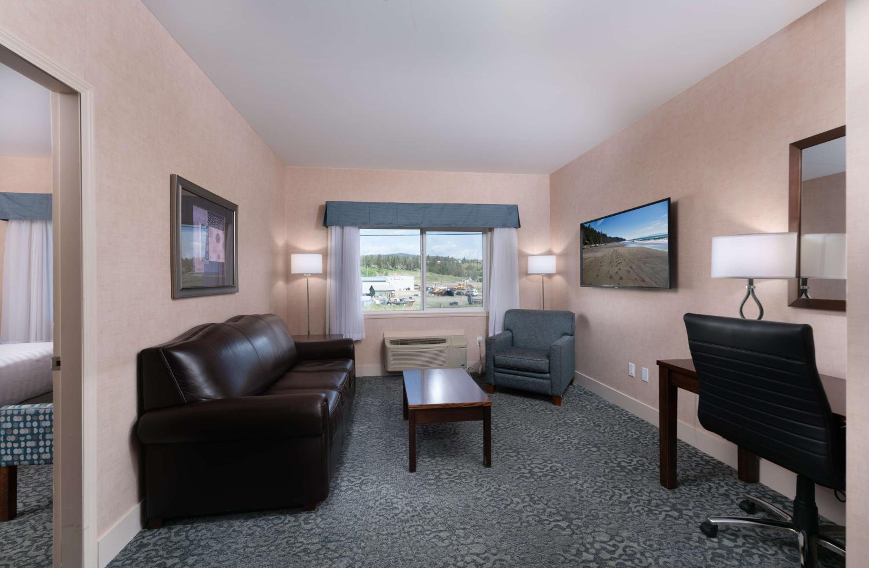Two-Bedroom King Suite with Queen Bed photo 3