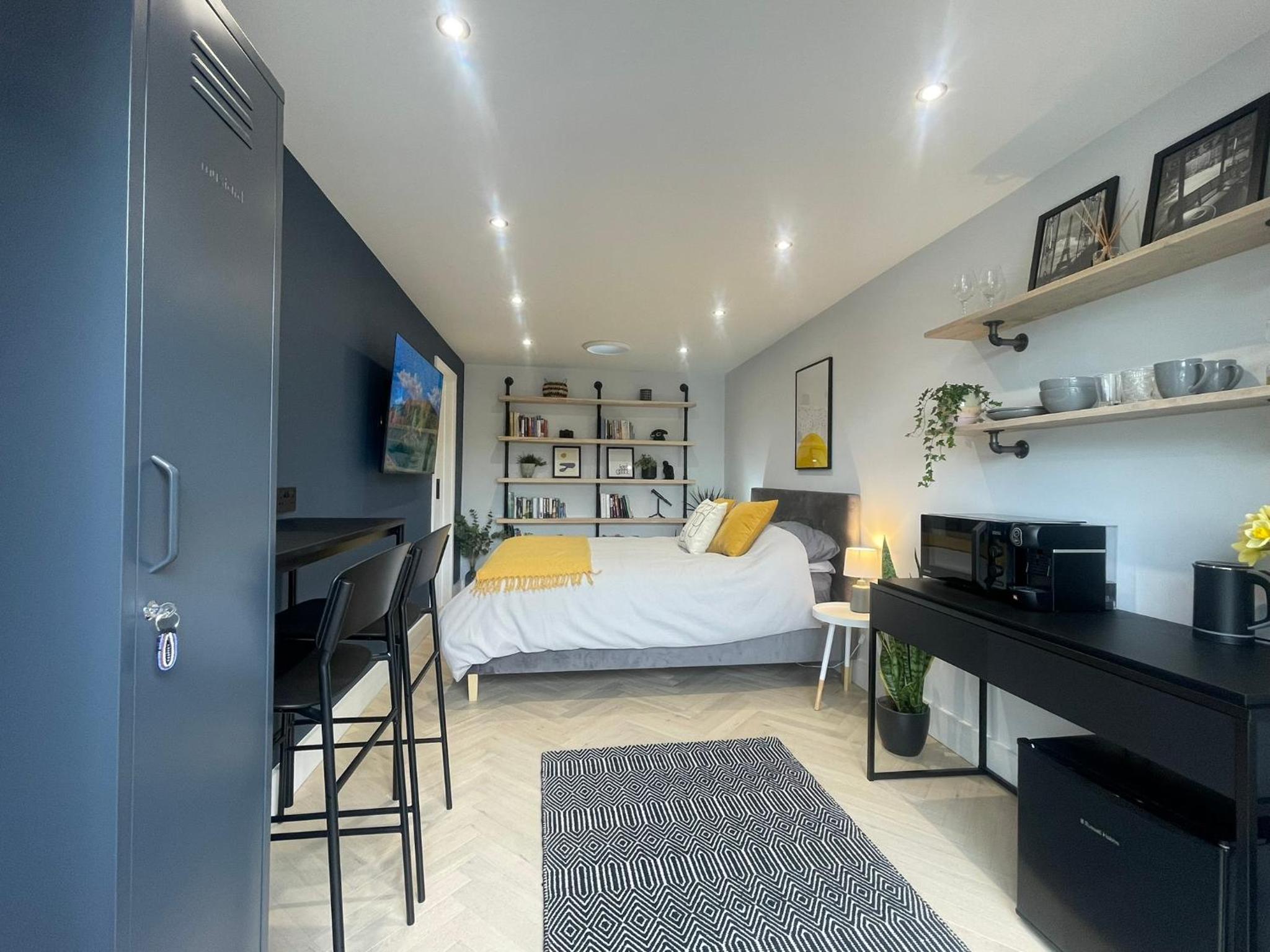 One-Bedroom Apartment photo 1