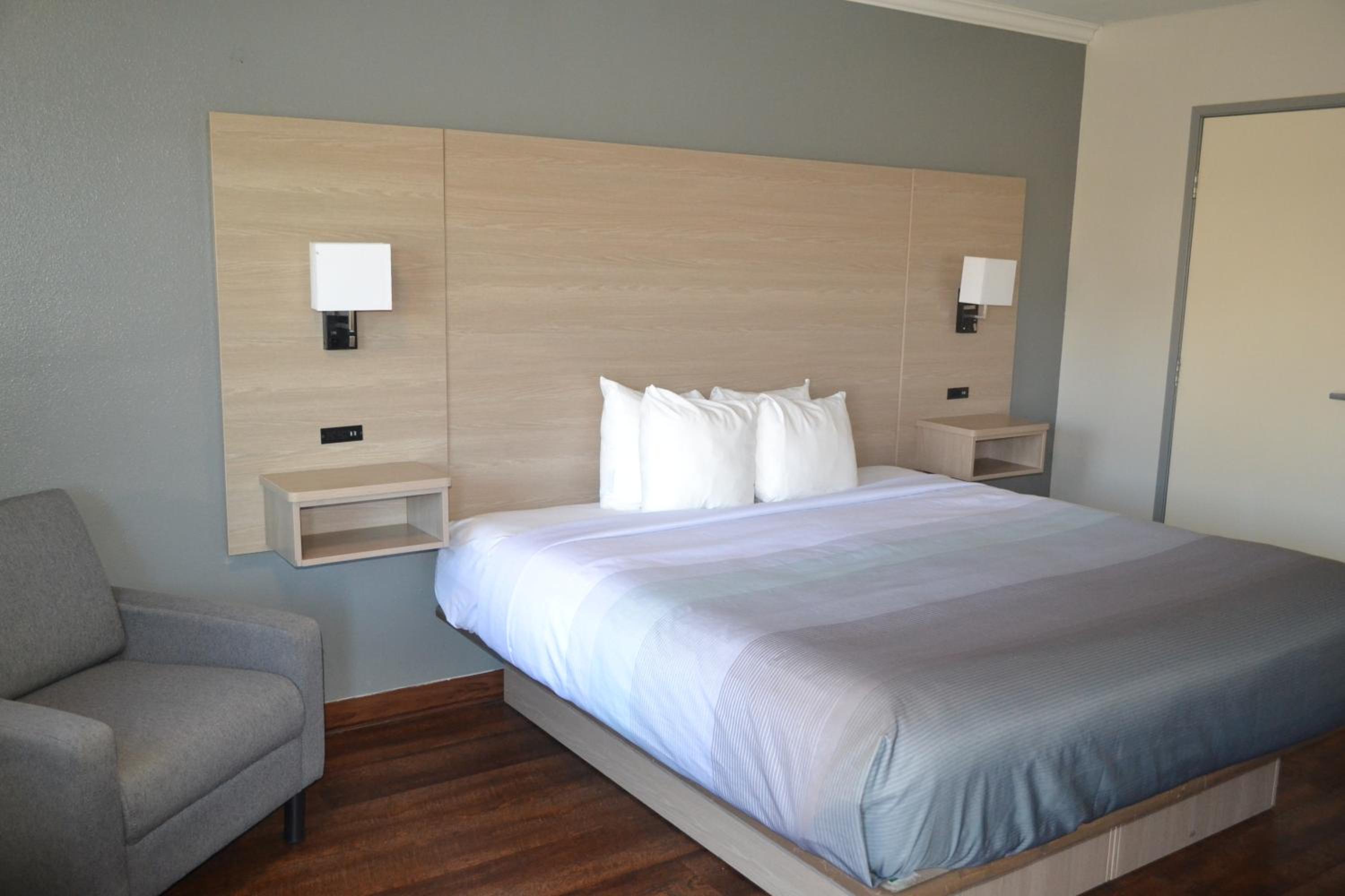 King Room - Non Smoking - Photo 1
