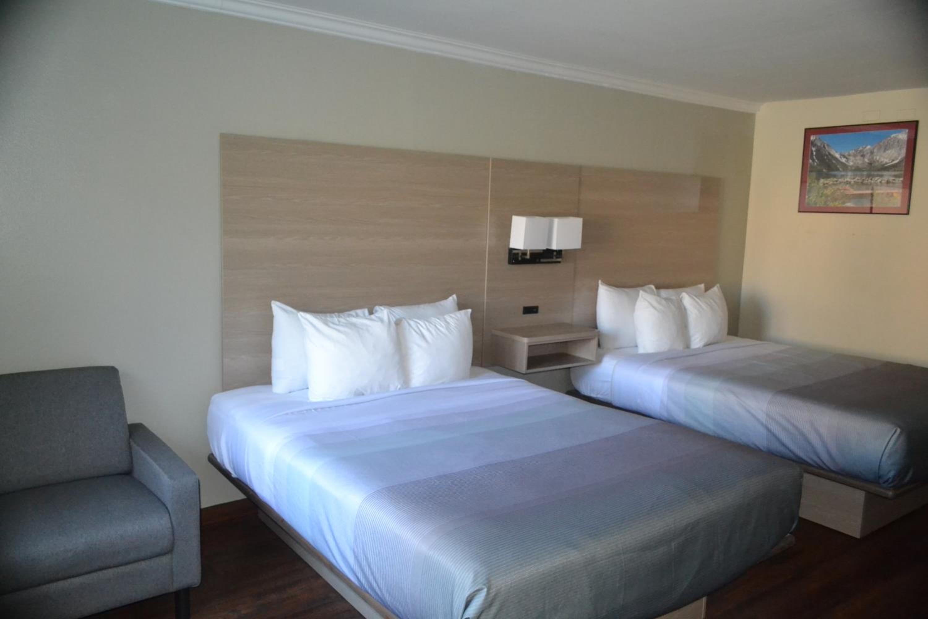 Quadruple Room with Two Queen Beds - Non Smoking - Photo 3