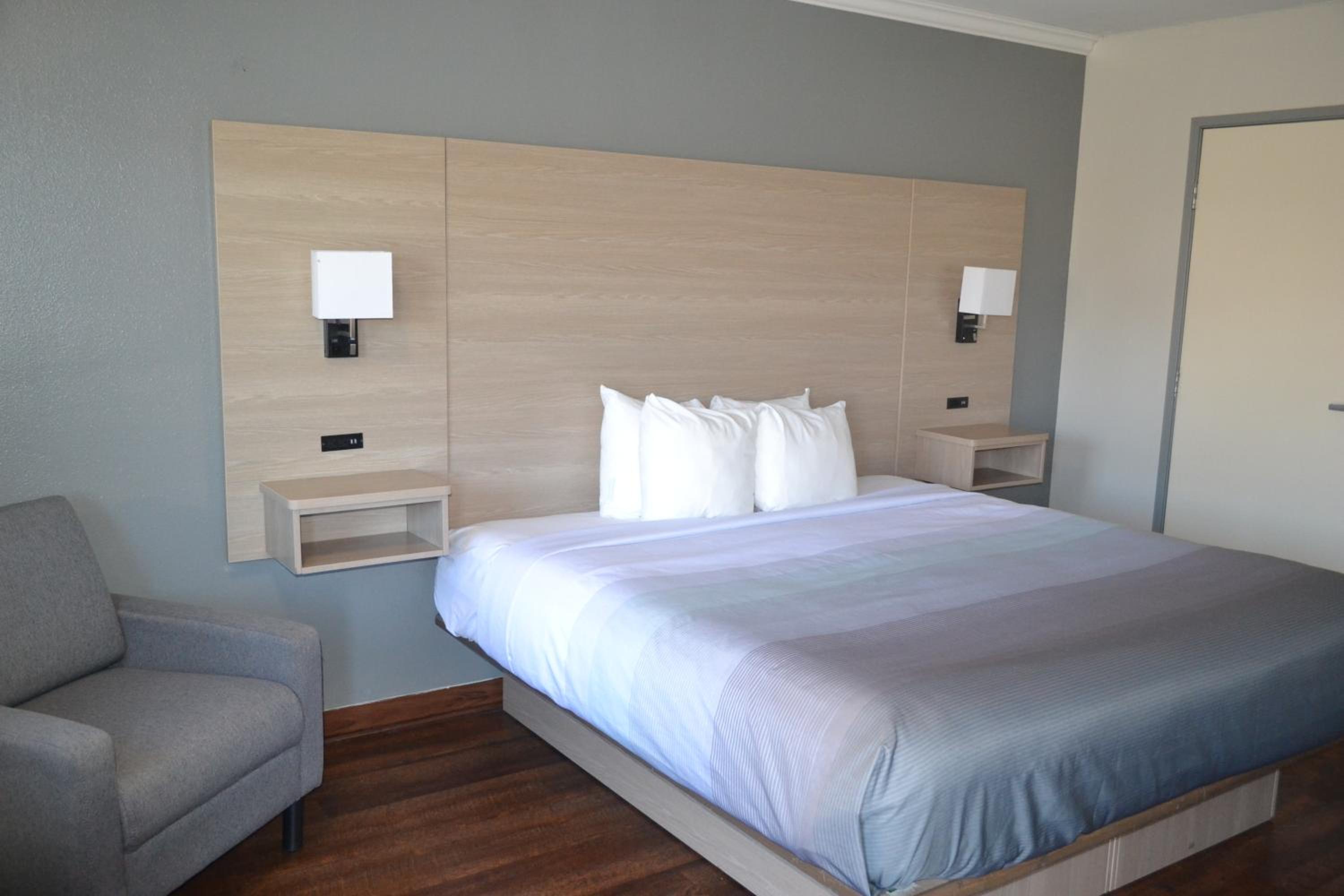 King Room - Non Smoking - Photo 2
