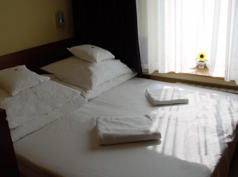 Twin Room - Photo 2