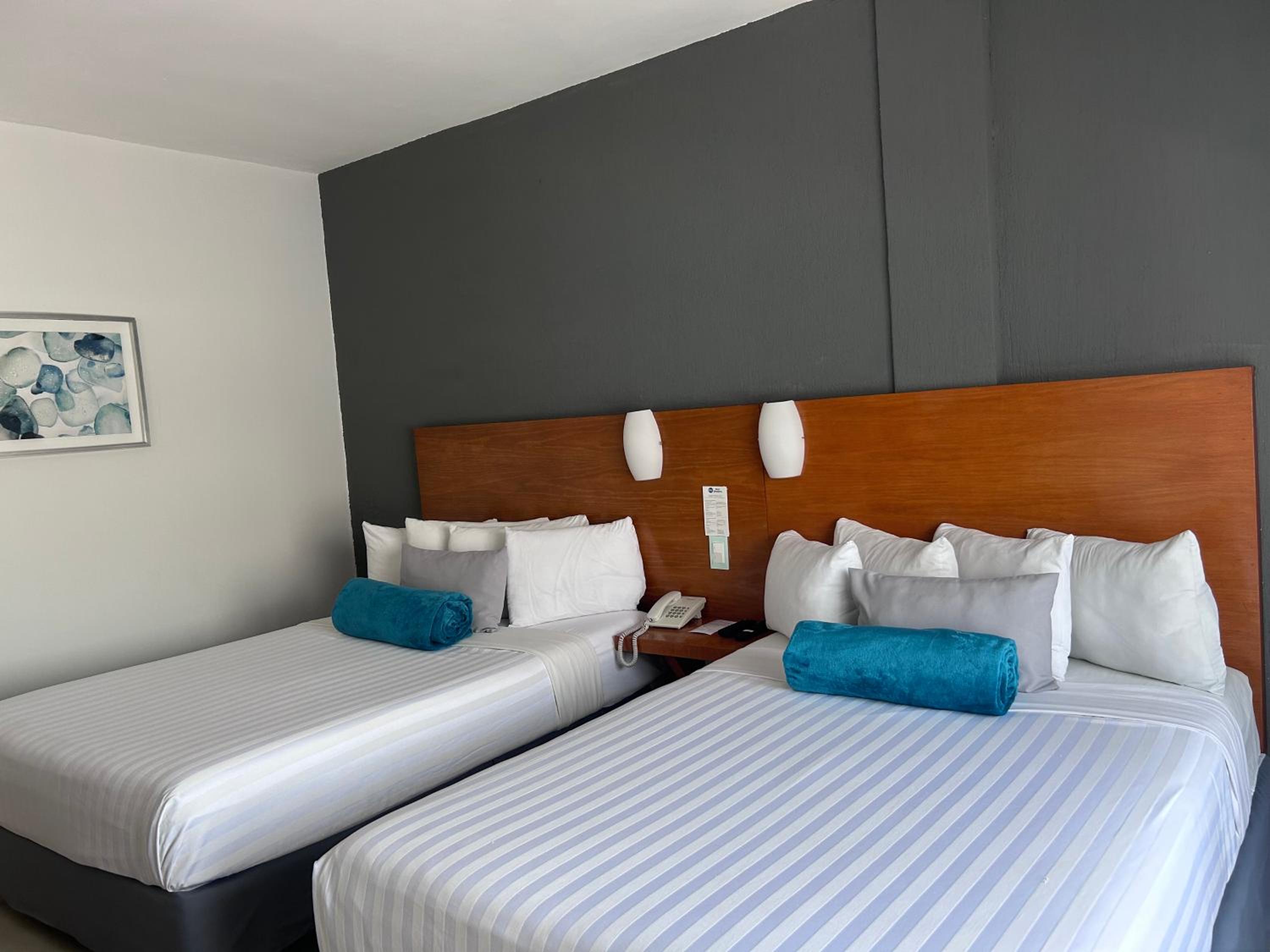 Double Room With Two Double Beds photo 2