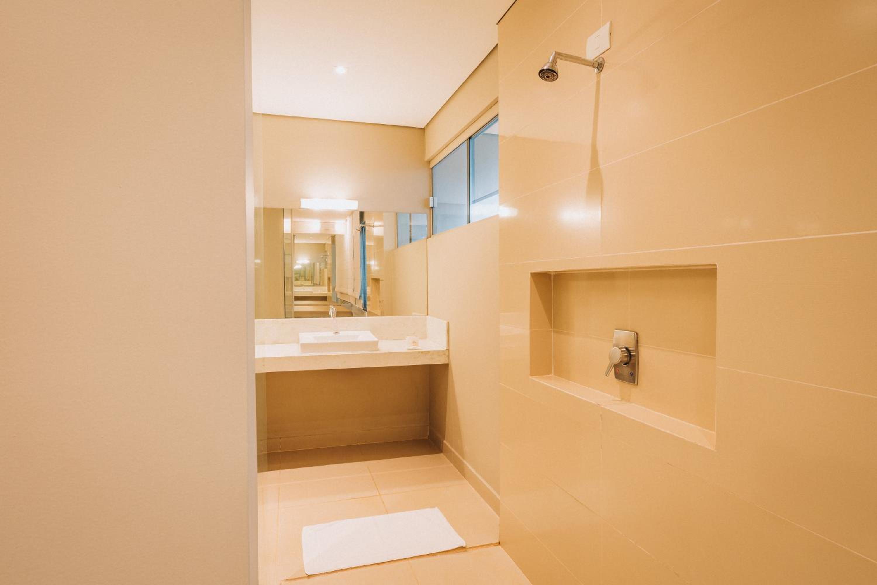 Suite with Hot Tub photo 2