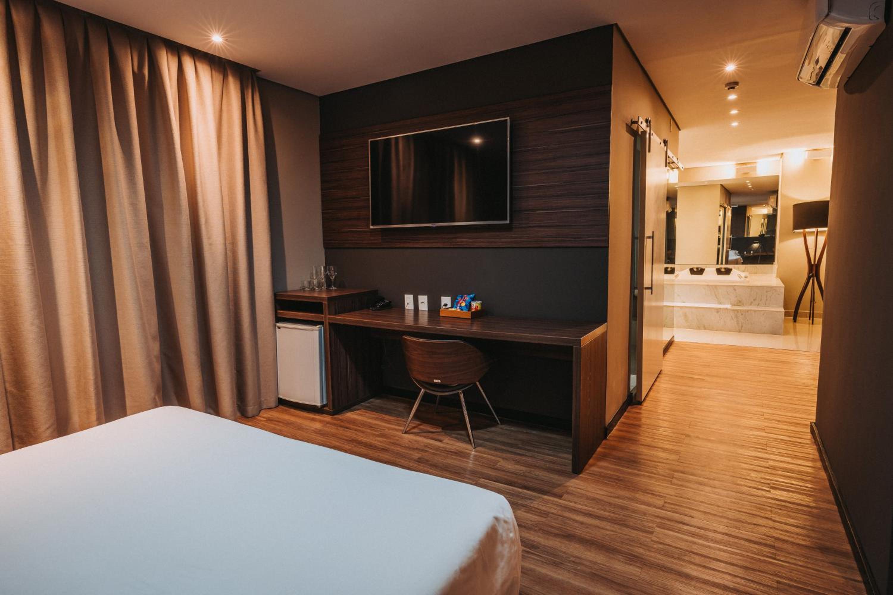 Suite with Hot Tub photo 3