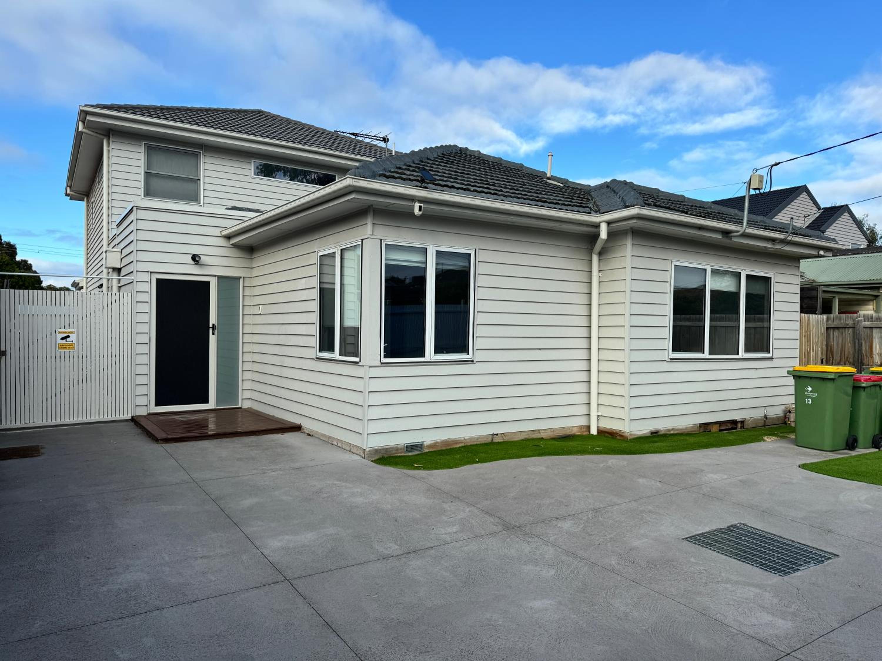 Five-Bedroom House photo 2