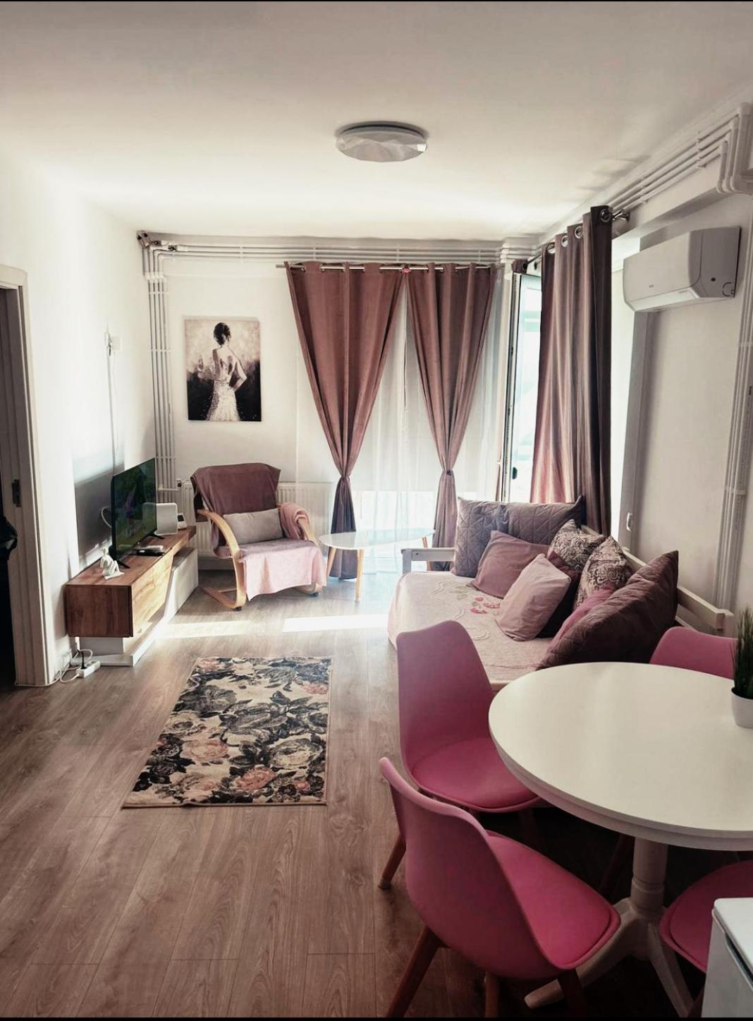 One-Bedroom Apartment photo 1