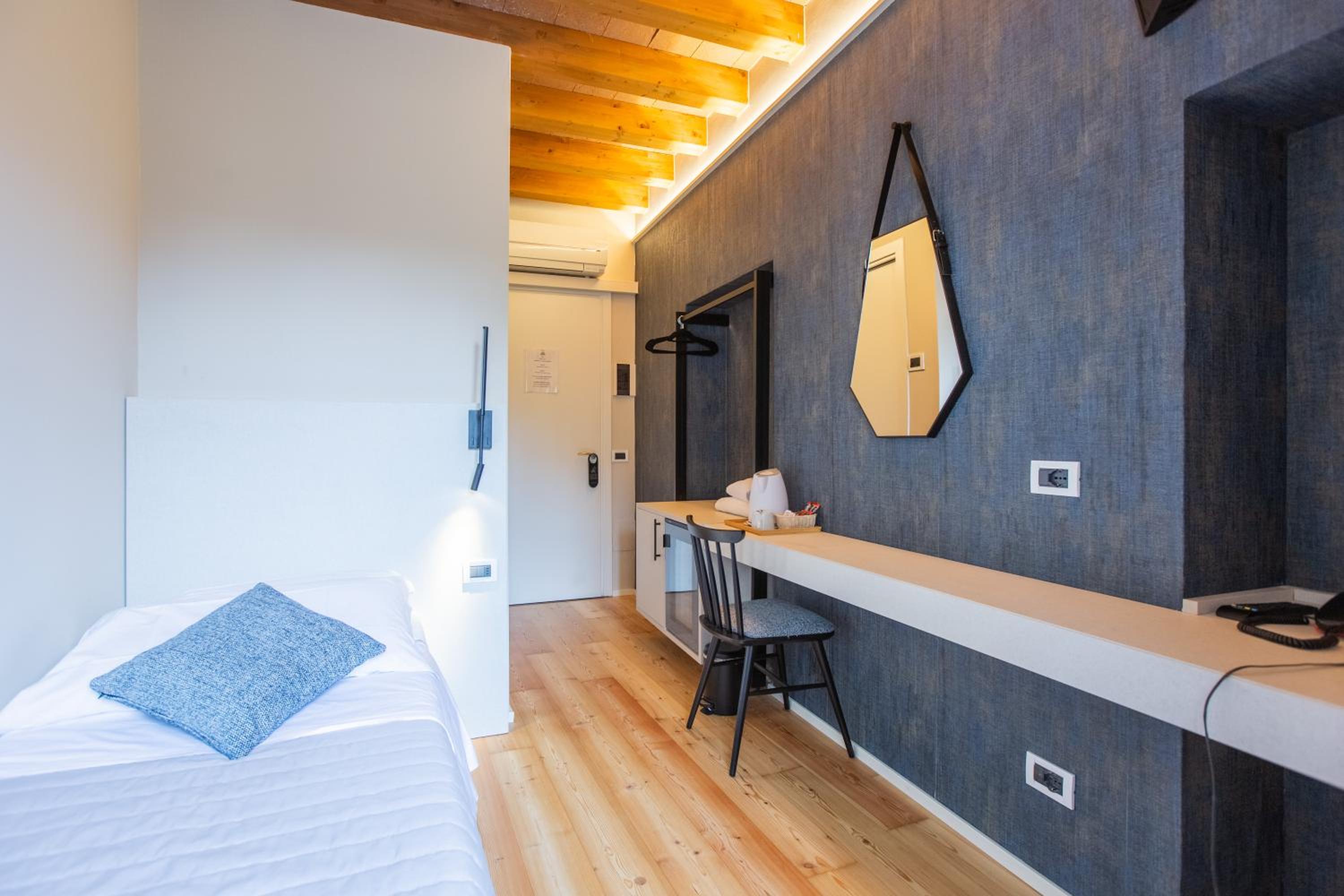 Single Room photo 2